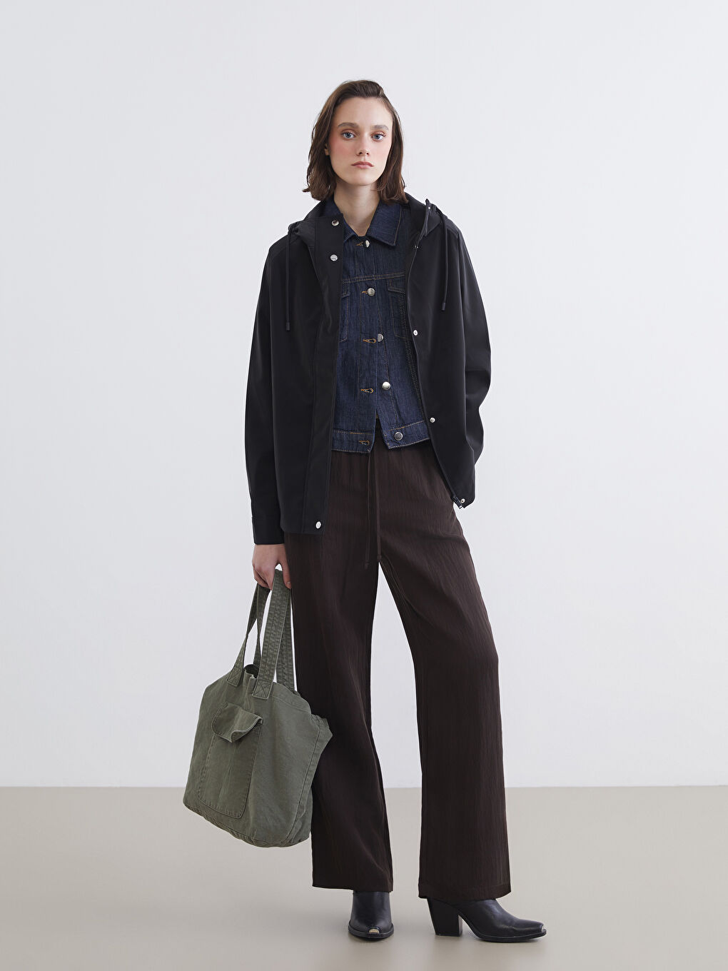 Siyah Kapüşonlu Oversize Kadın Deri Görünümlü Yağmurluk-1