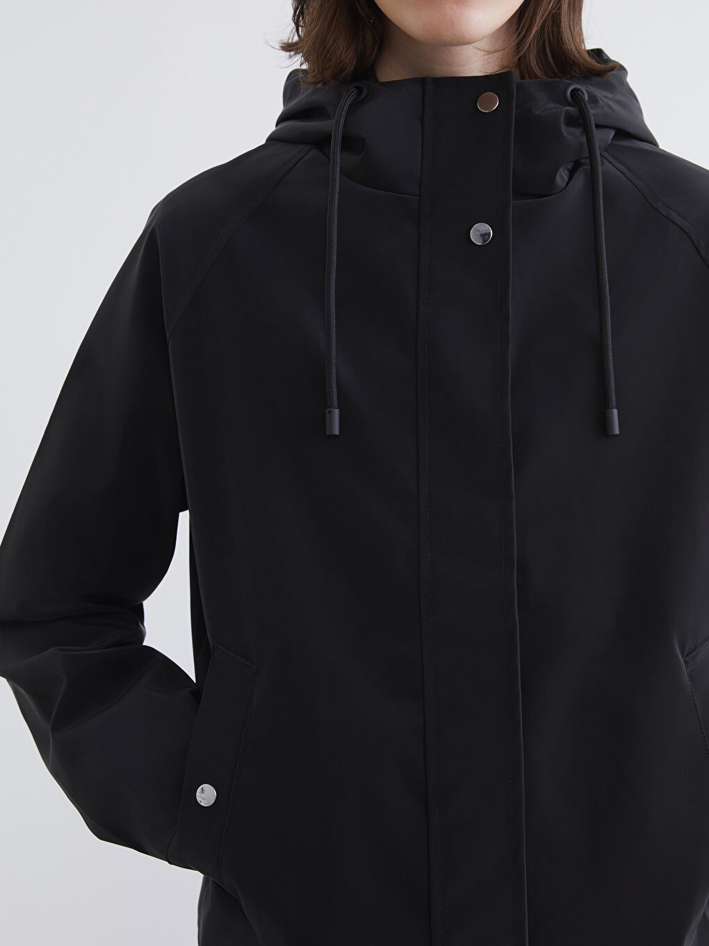 Siyah Kapüşonlu Oversize Kadın Deri Görünümlü Yağmurluk-2