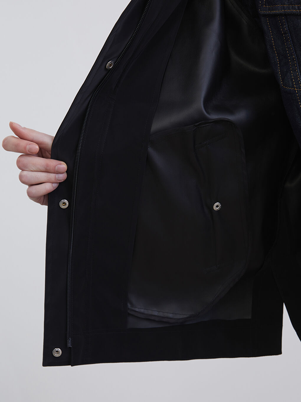 Siyah Kapüşonlu Oversize Kadın Deri Görünümlü Yağmurluk-3