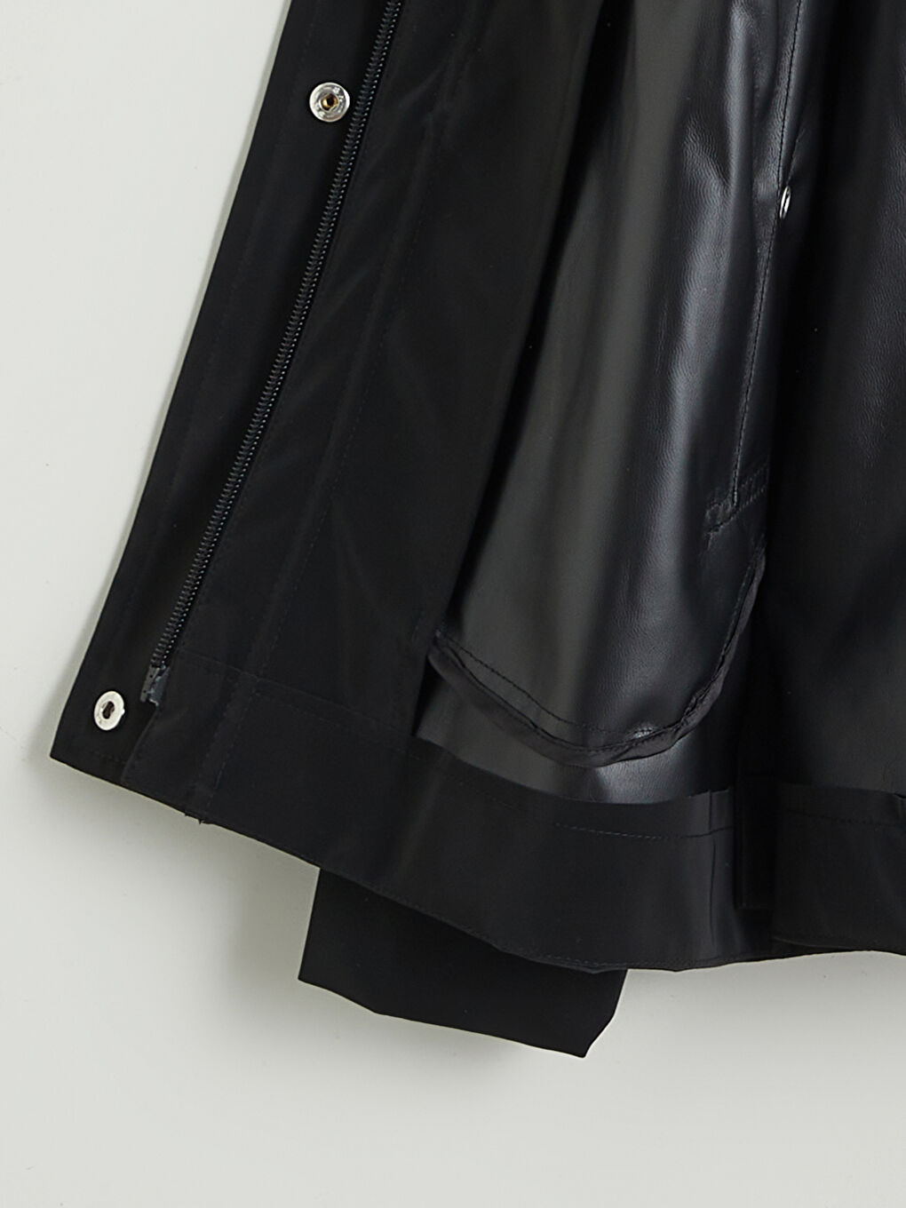 Siyah Kapüşonlu Oversize Kadın Deri Görünümlü Yağmurluk-6