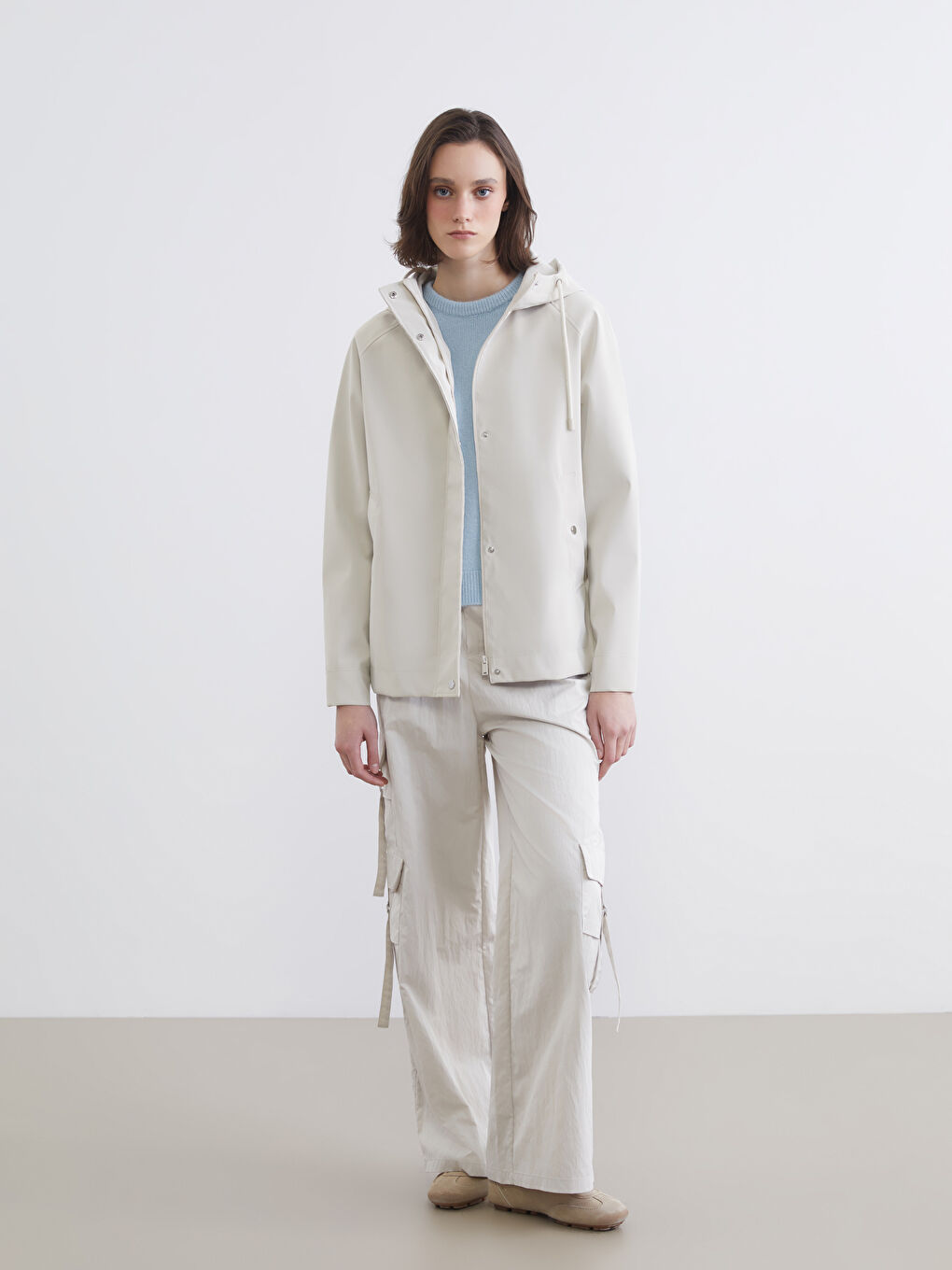 Ekru Kapüşonlu Oversize Kadın Deri Görünümlü Yağmurluk-1