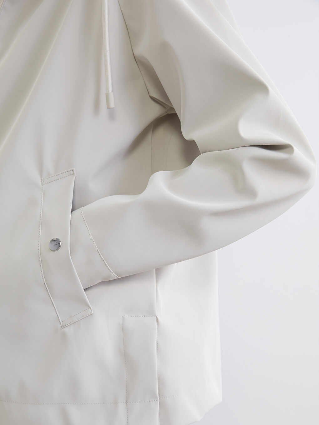 Ekru Kapüşonlu Oversize Kadın Deri Görünümlü Yağmurluk-2