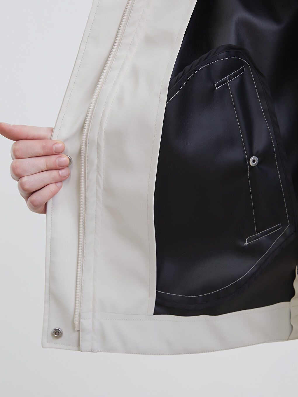 Ekru Kapüşonlu Oversize Kadın Deri Görünümlü Yağmurluk-3