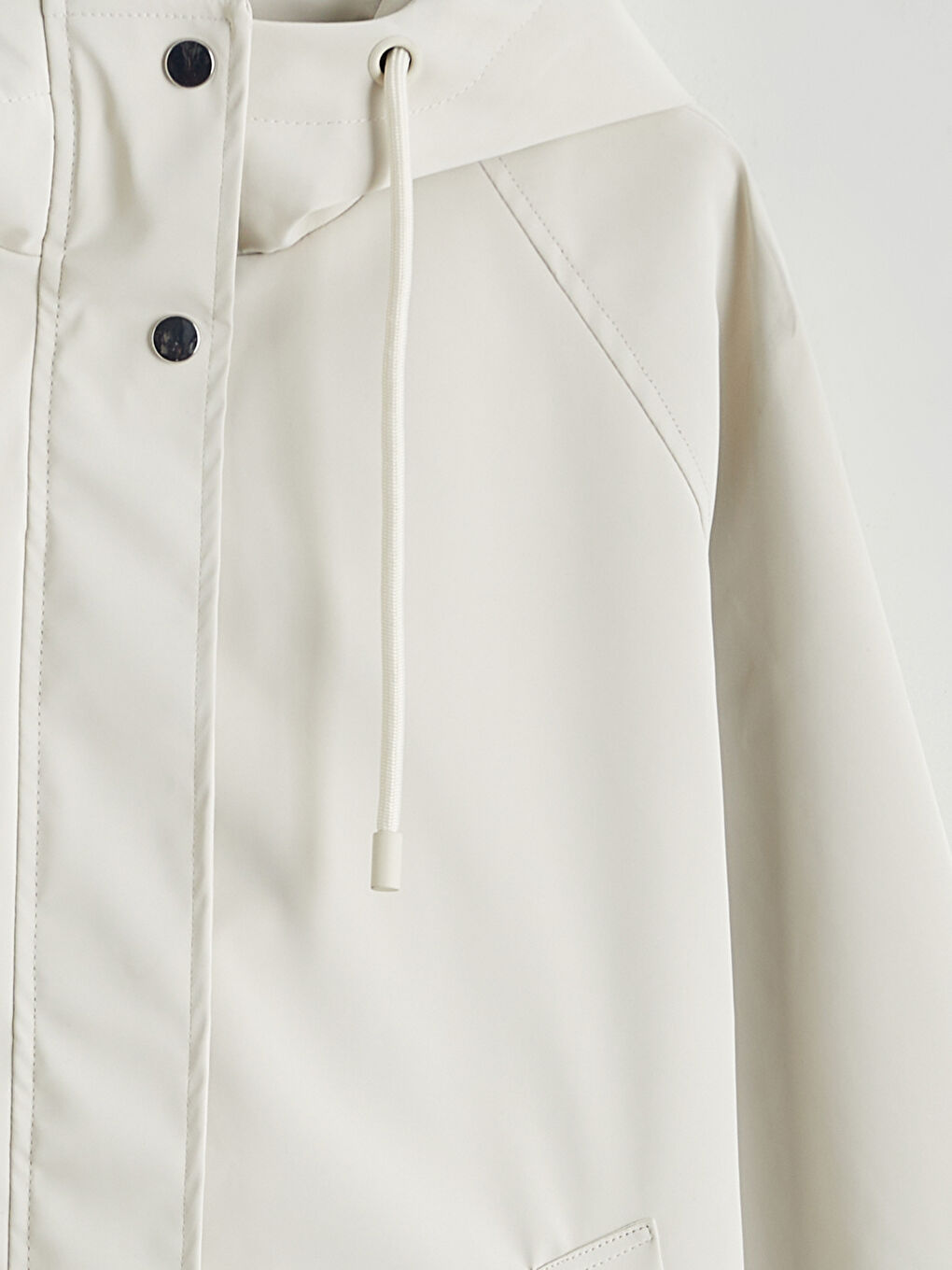 Ekru Kapüşonlu Oversize Kadın Deri Görünümlü Yağmurluk-6