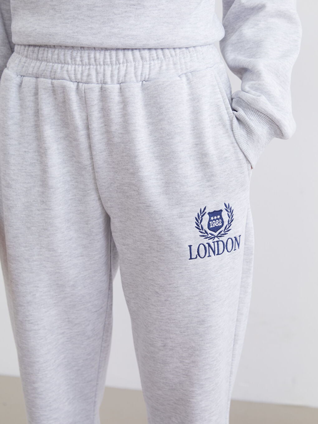 بنطال رياضي رياضي رمادي امرأة-2