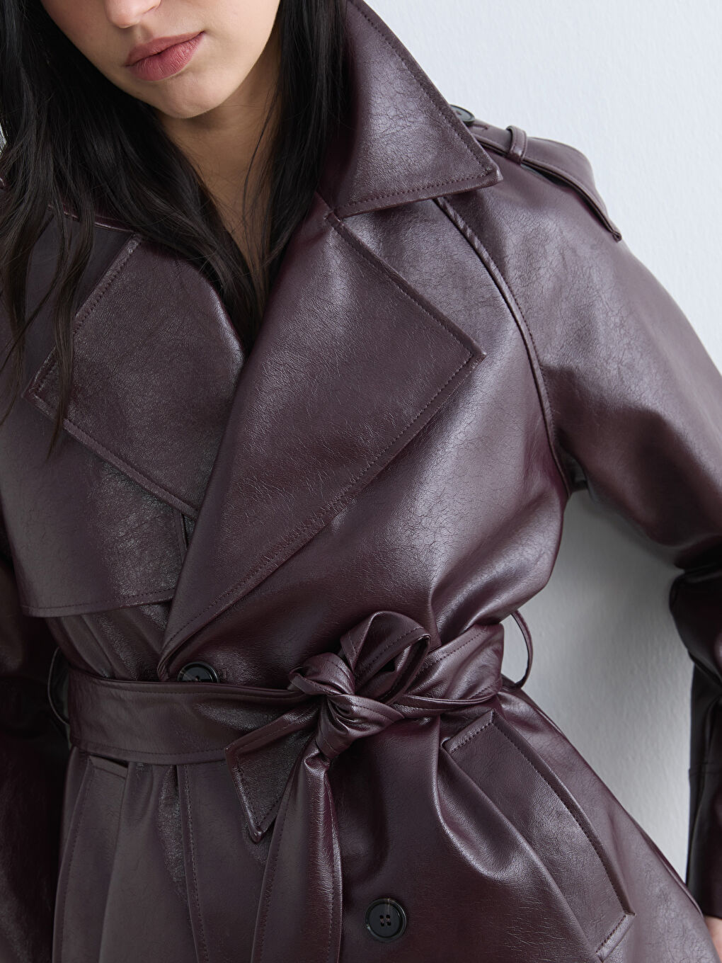 Bordo Kruvaze Yaka Kadın Deri Görünümlü Trençkot-2