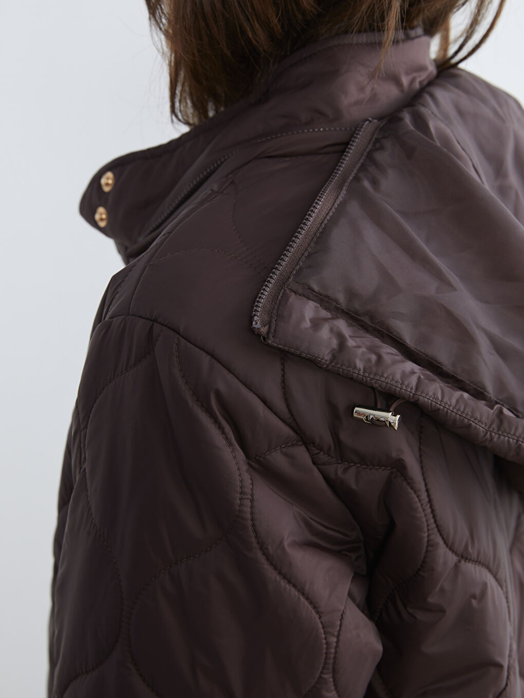 Kahverengi Kapüşonlu Kapitone Kadın Şişme Mont-4