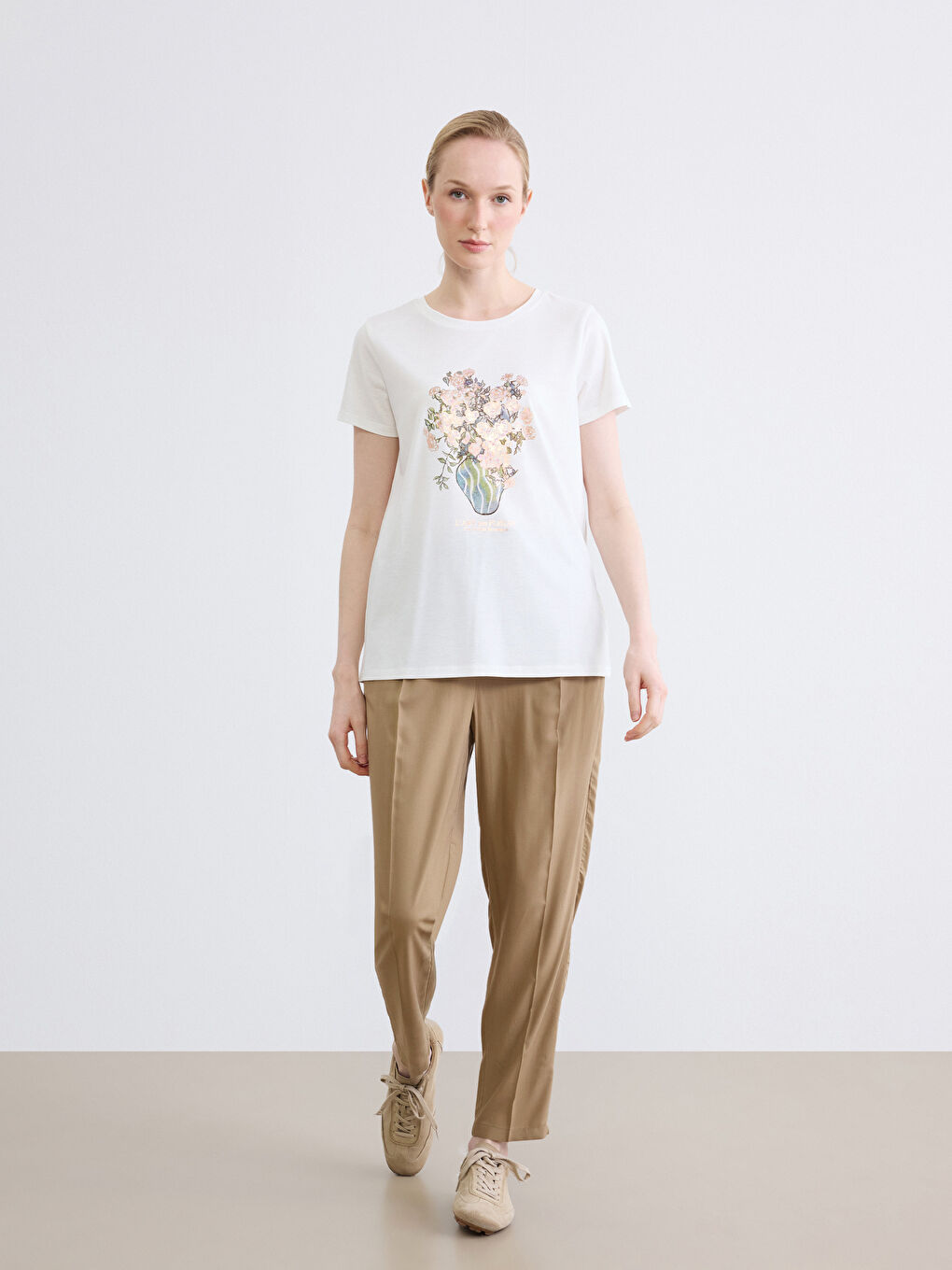 Ekru Bisiklet Yaka Çiçek Baskılı Kadın Tişört-1