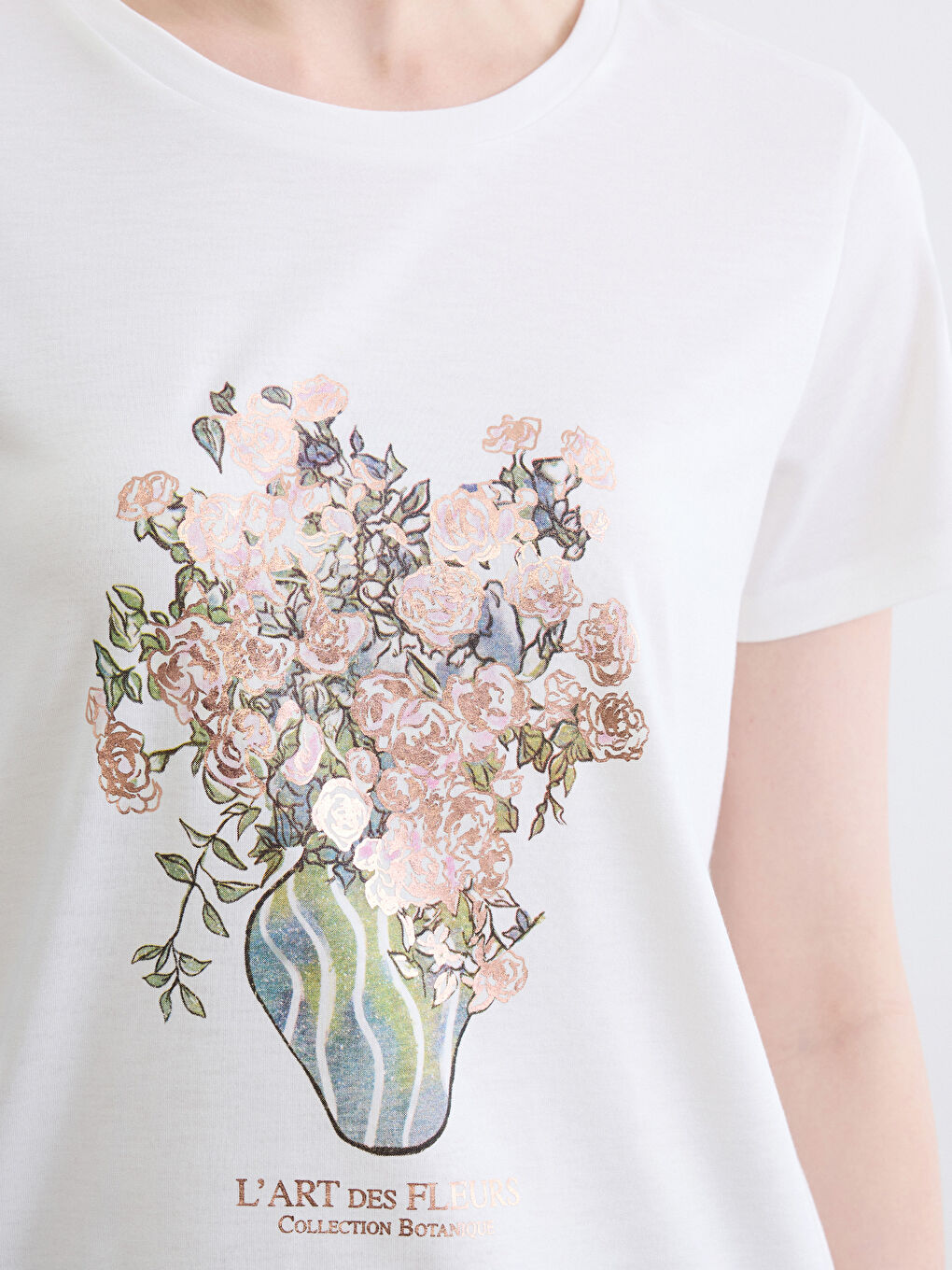 Ekru Bisiklet Yaka Çiçek Baskılı Kadın Tişört-2