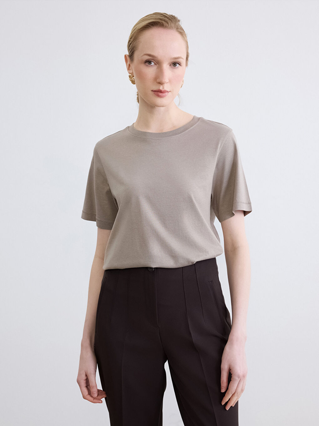 дөңгелек жағалы әйелдерге арналған футболка