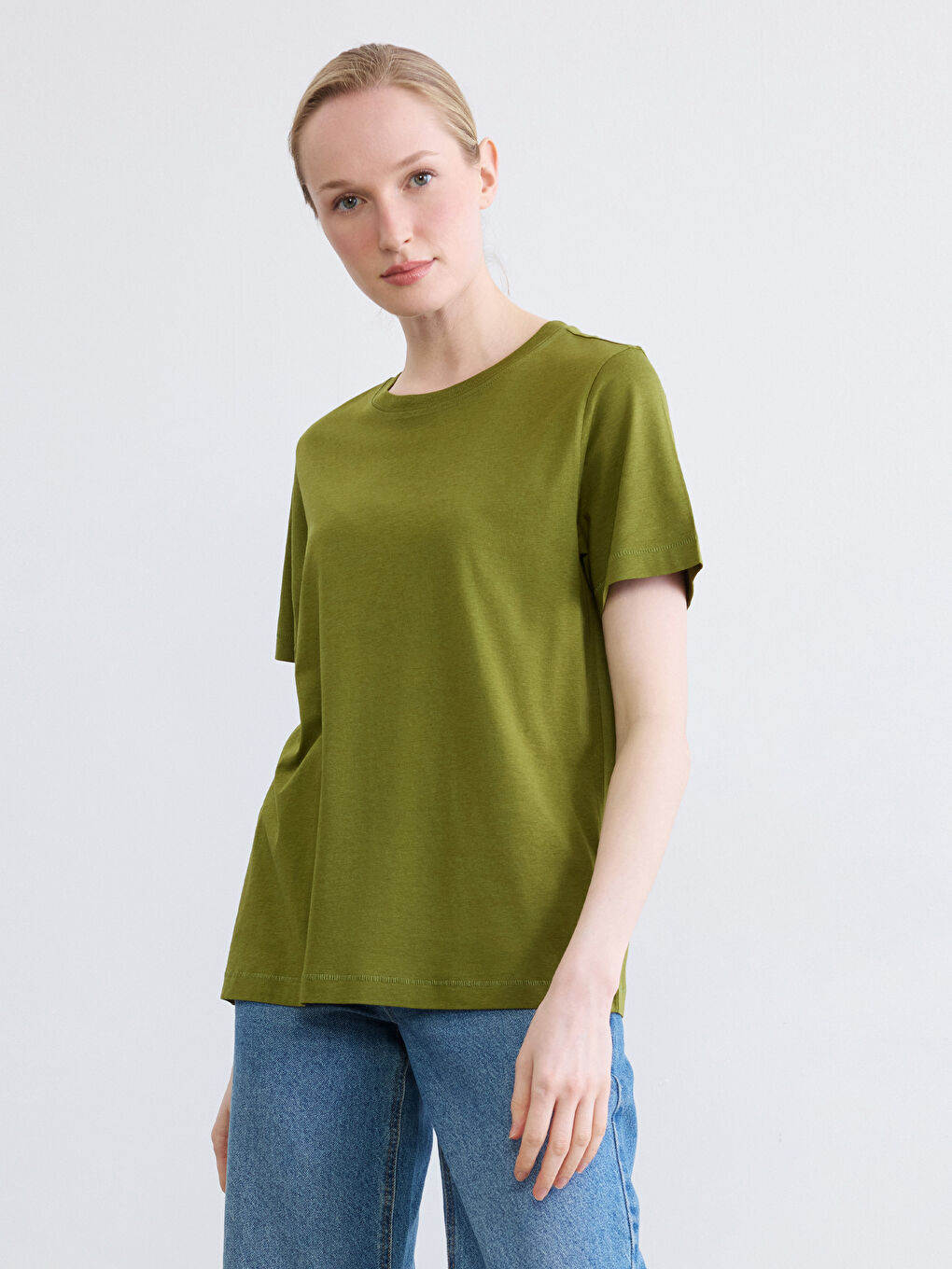 дөңгелек жағалы әйелдерге арналған футболка