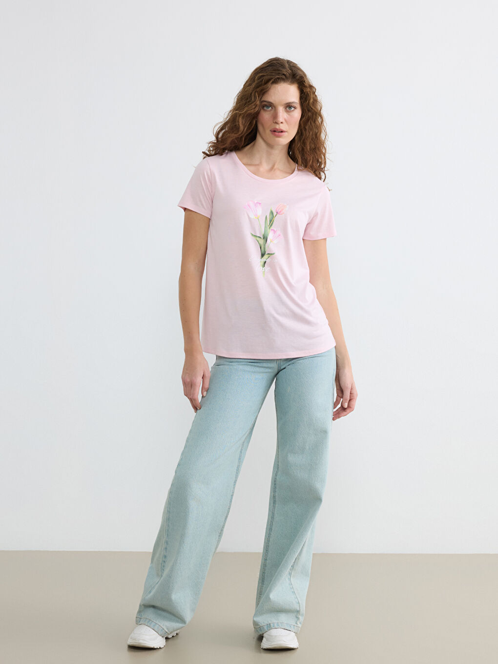 Pembe Bisiklet Yaka Çiçek Baskılı Kadın Tişört-1