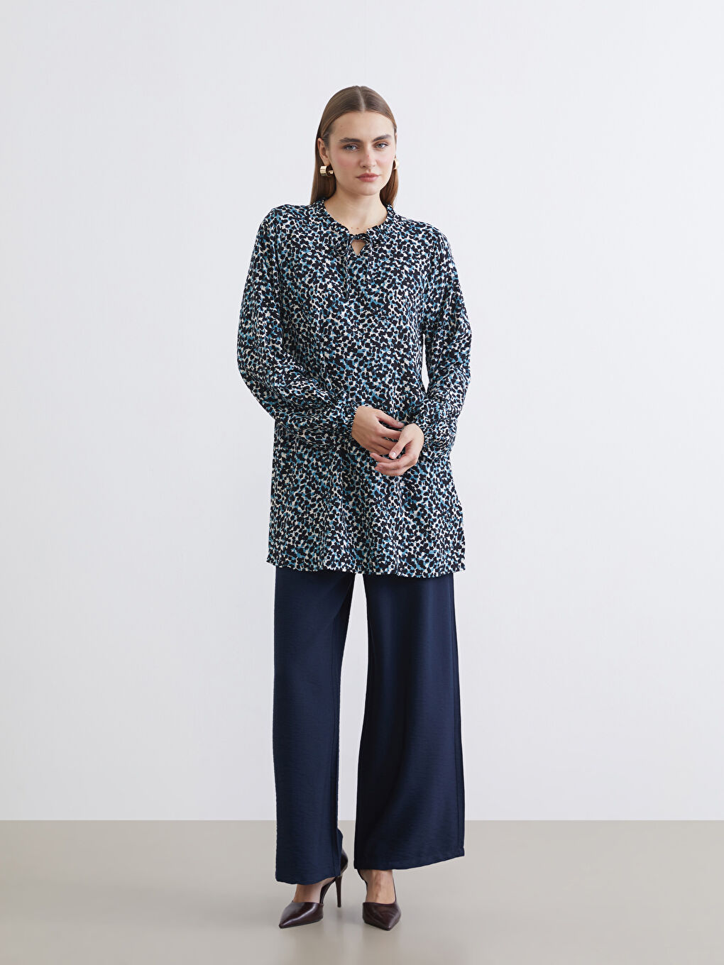 Siyah Bağlamalı Yaka Desenli Kadın Tunik-1