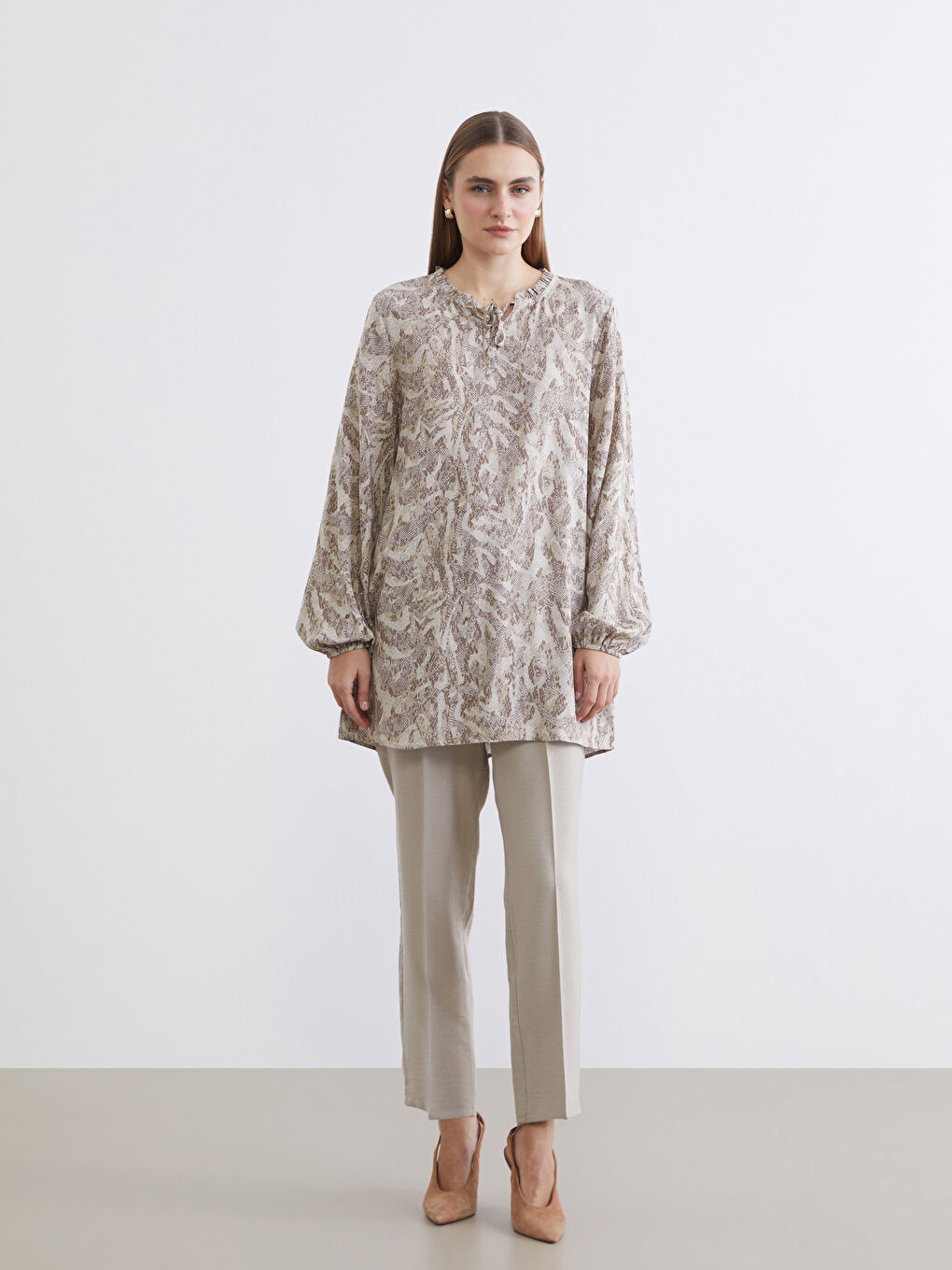 Gri Bağlamalı Yaka Desenli Kadın Tunik-1