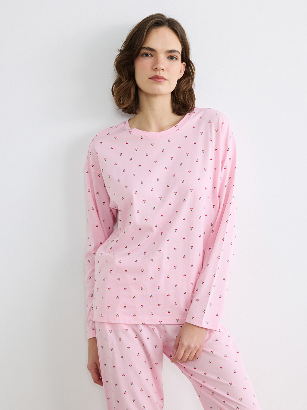 طقم بيجامة حريمي برقبة دائرية بنقشة الكرز-2