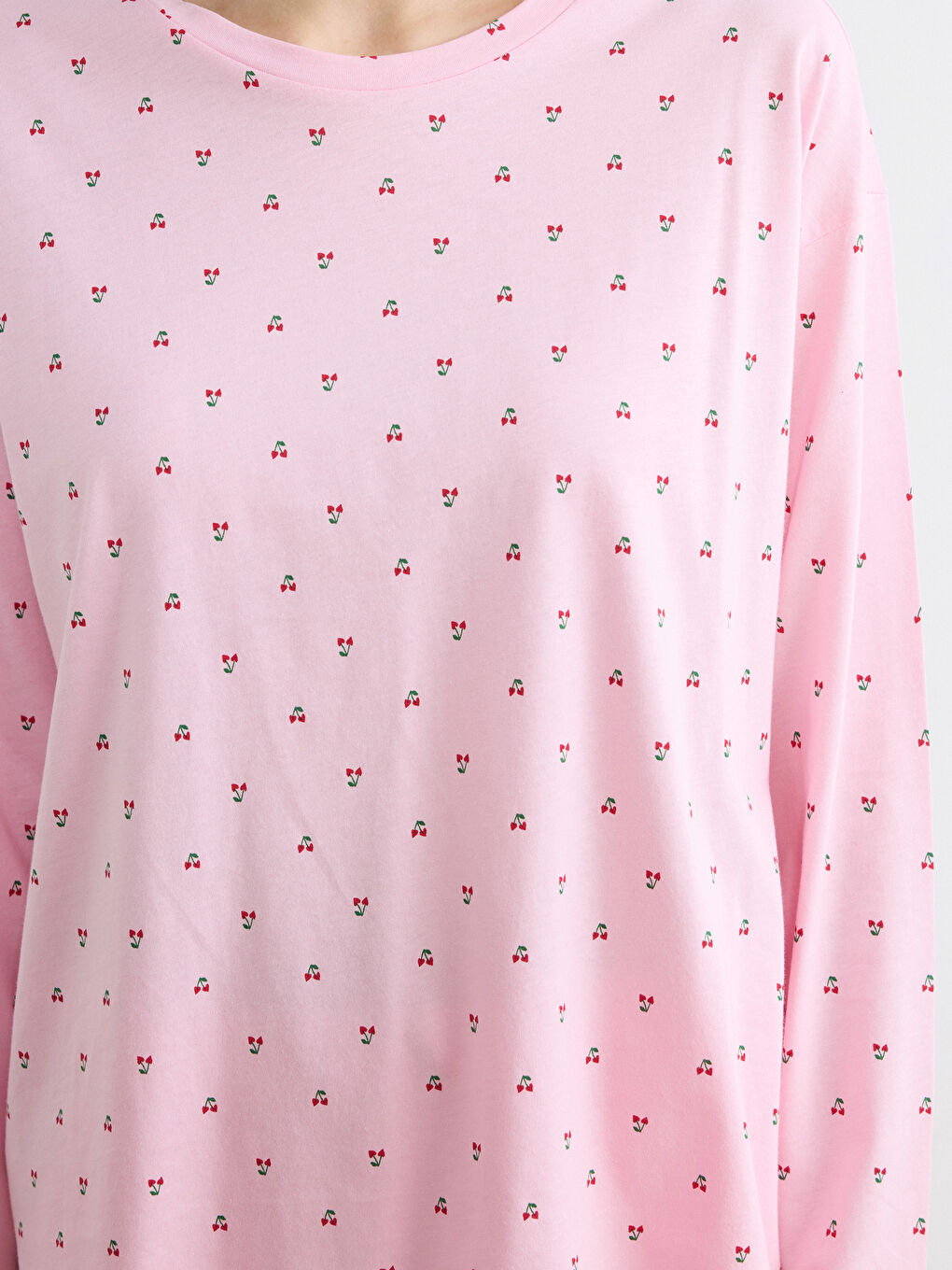 طقم بيجامة حريمي برقبة دائرية بنقشة الكرز-3