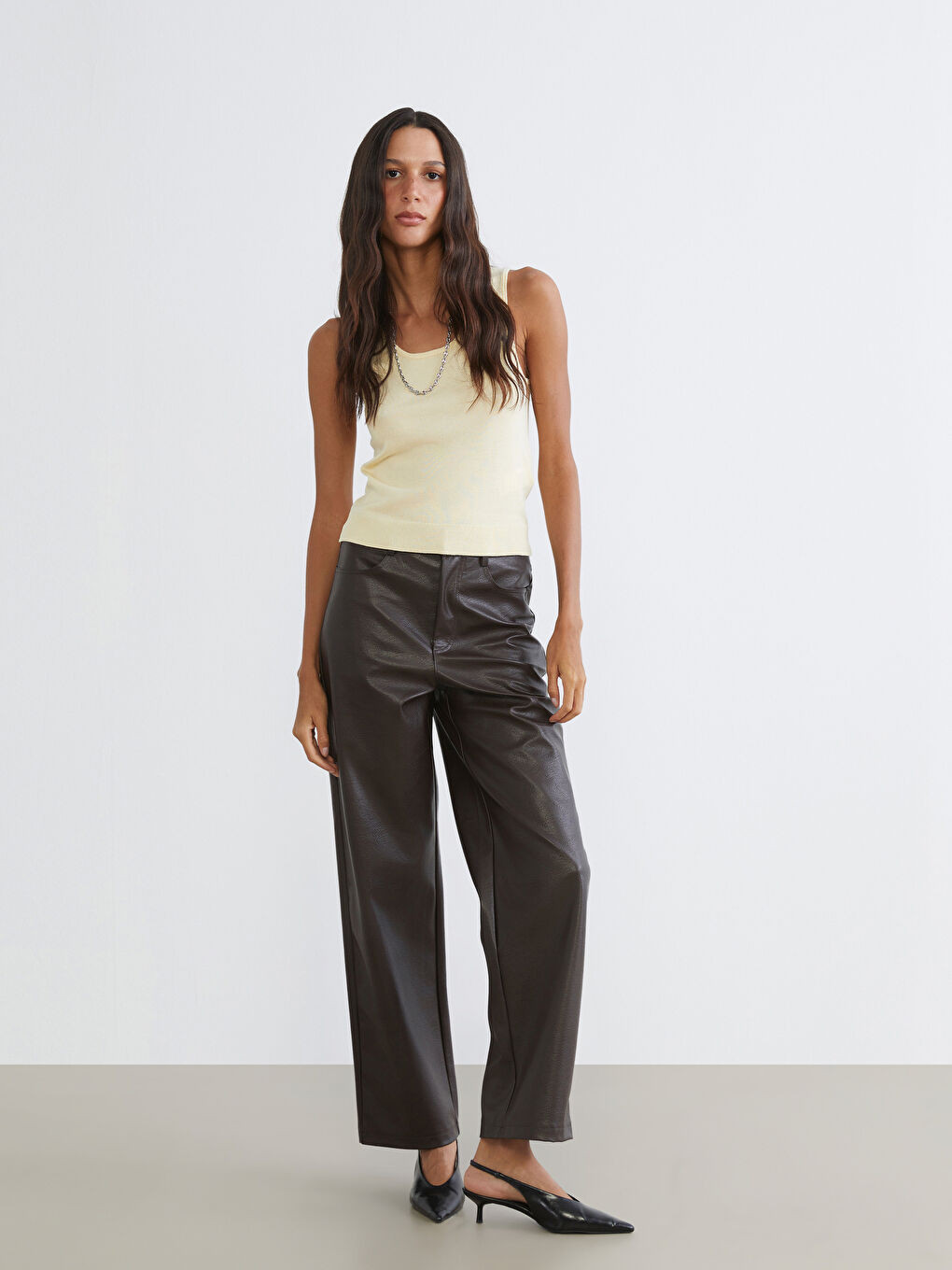 Kahverengi Standart Fit Kadın Deri Görünümlü Pantolon-2