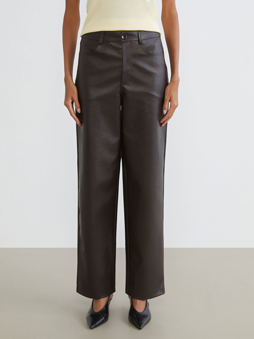 Kahverengi Standart Fit Kadın Deri Görünümlü Pantolon-3