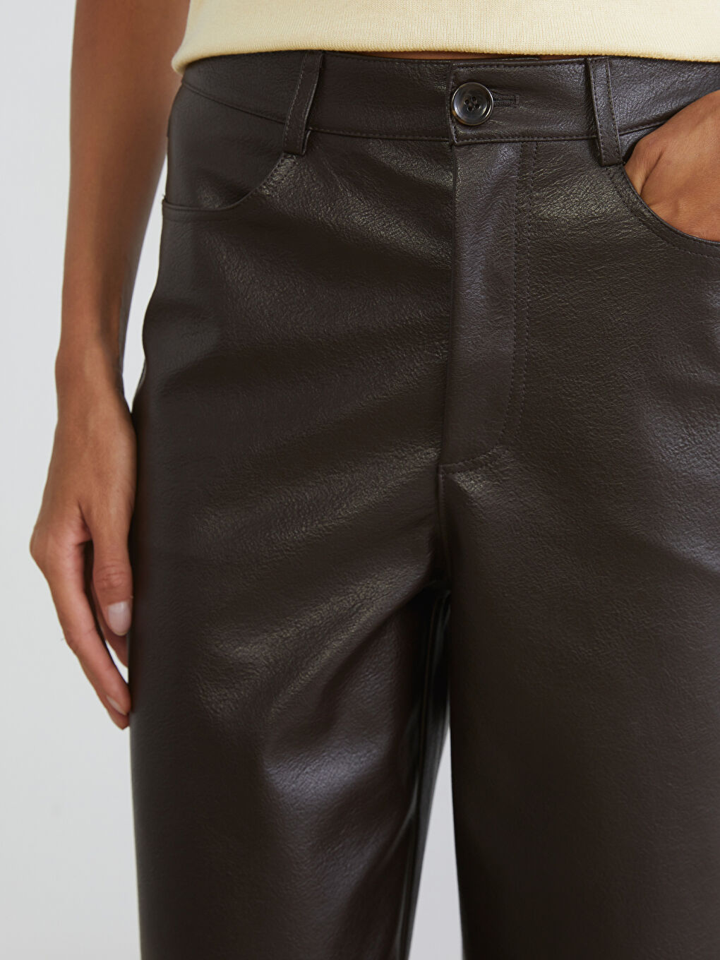 Kahverengi Standart Fit Kadın Deri Görünümlü Pantolon-5