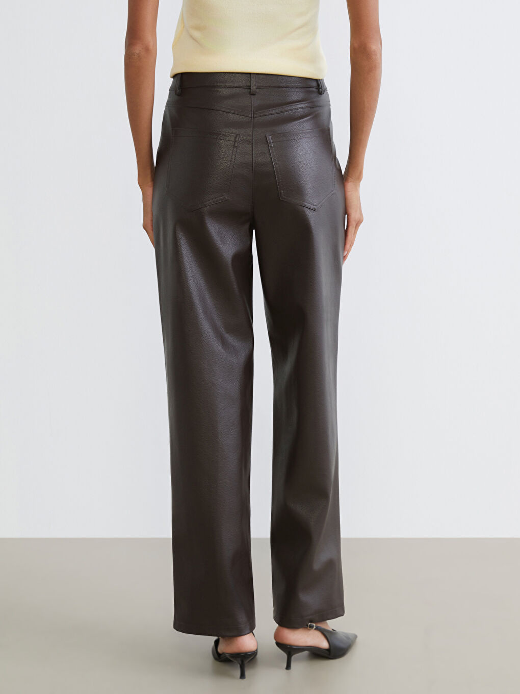 Kahverengi Standart Fit Kadın Deri Görünümlü Pantolon-7