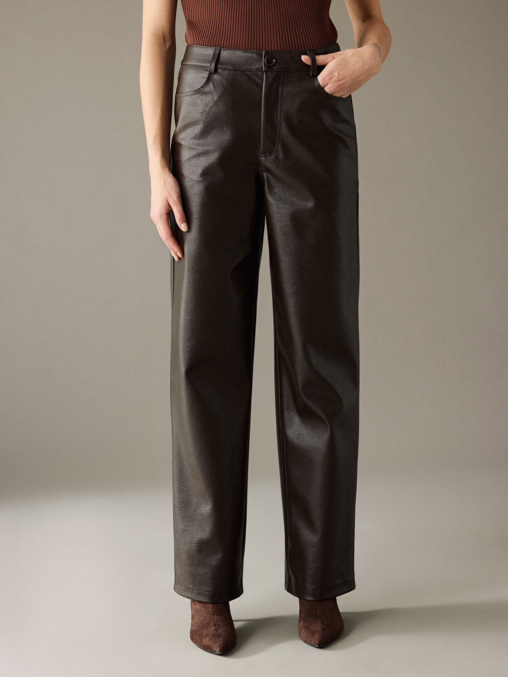 Kahverengi Standart Fit Kadın Deri Görünümlü Pantolon-1