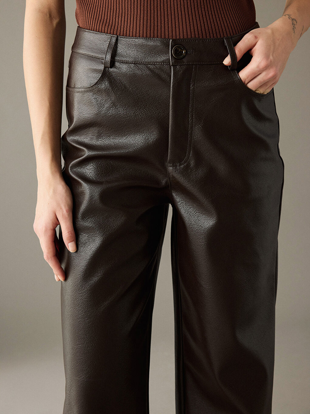 Kahverengi Standart Fit Kadın Deri Görünümlü Pantolon-4