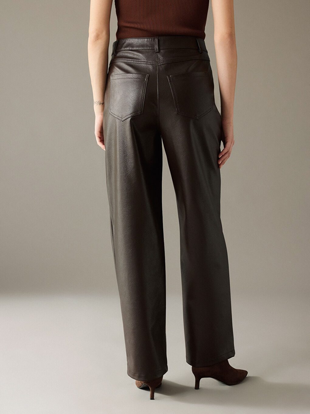 Kahverengi Standart Fit Kadın Deri Görünümlü Pantolon-6