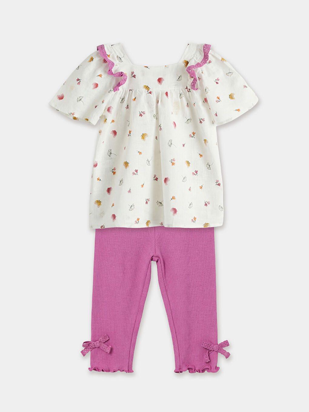 Naboreni komplet za bebe devojčice sa kvadratnom kragnom i štampom