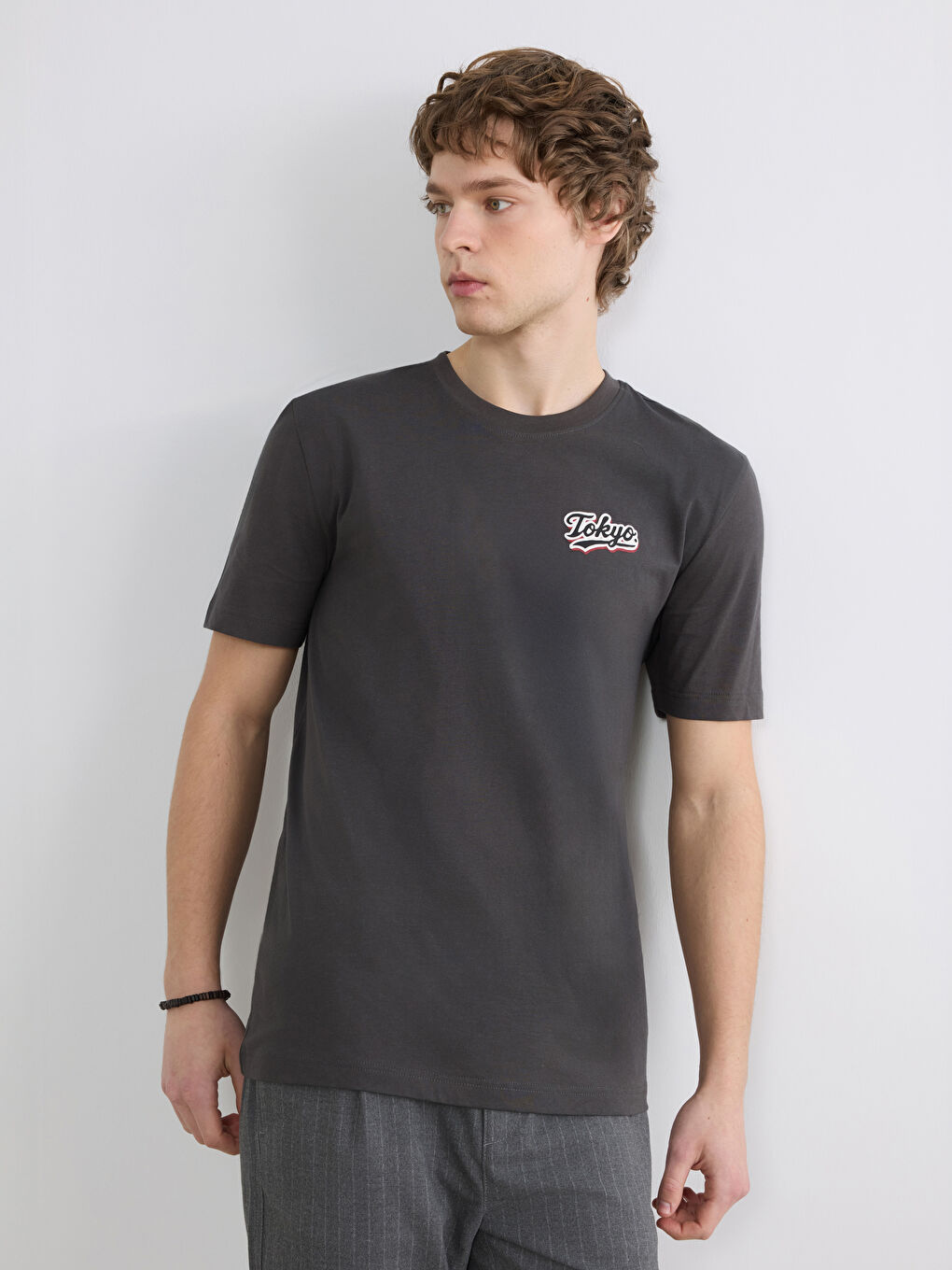 تي شيرت رجالي مطبوع طوكيو بياقة دائرية