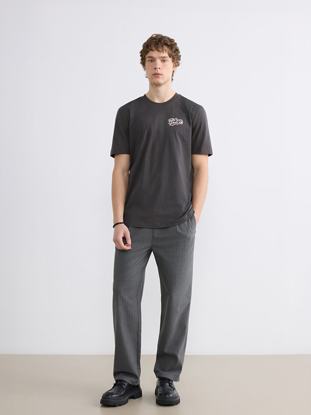 تي شيرت رجالي مطبوع طوكيو بياقة دائرية-1