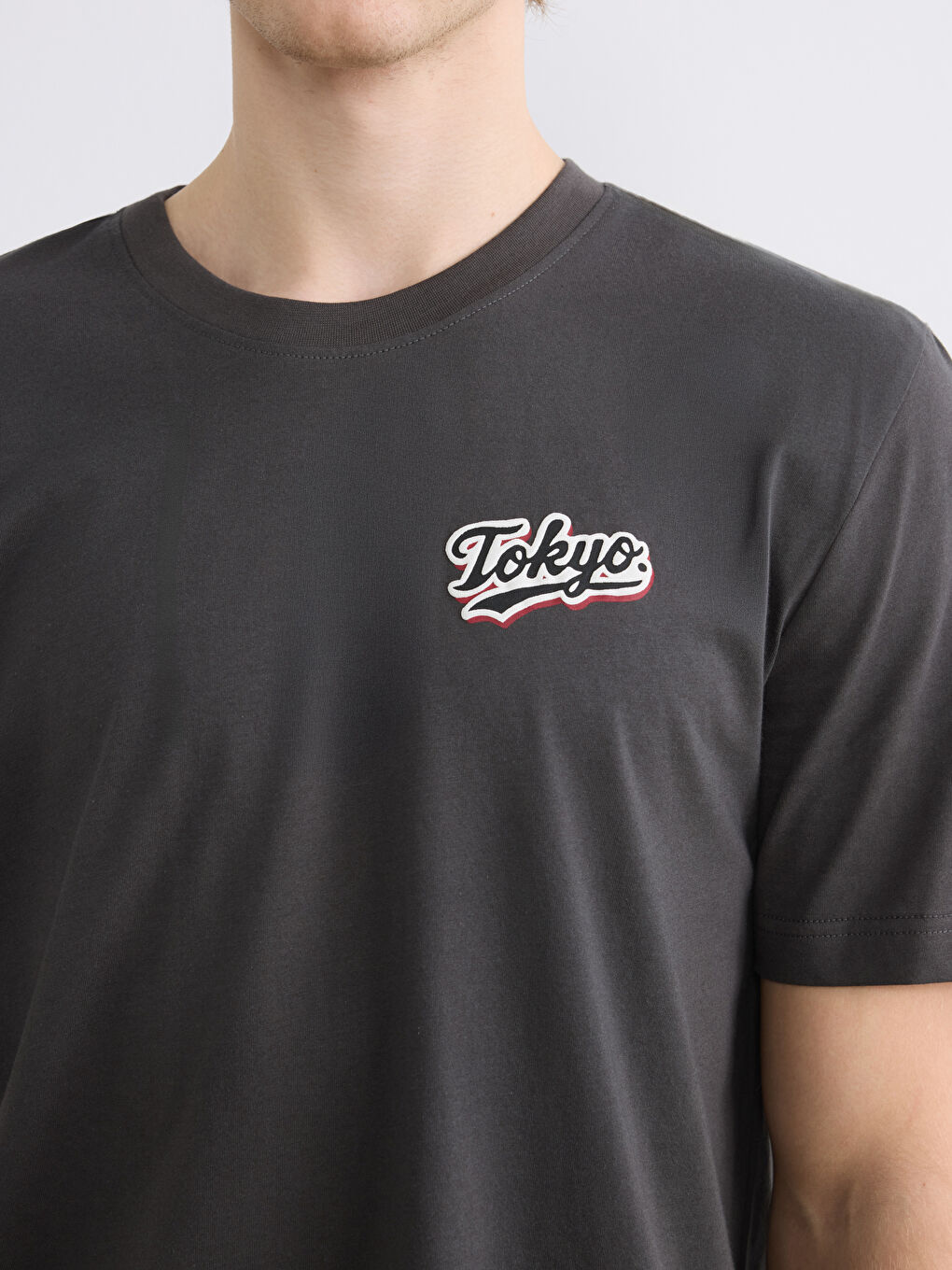 تي شيرت رجالي مطبوع طوكيو بياقة دائرية-2