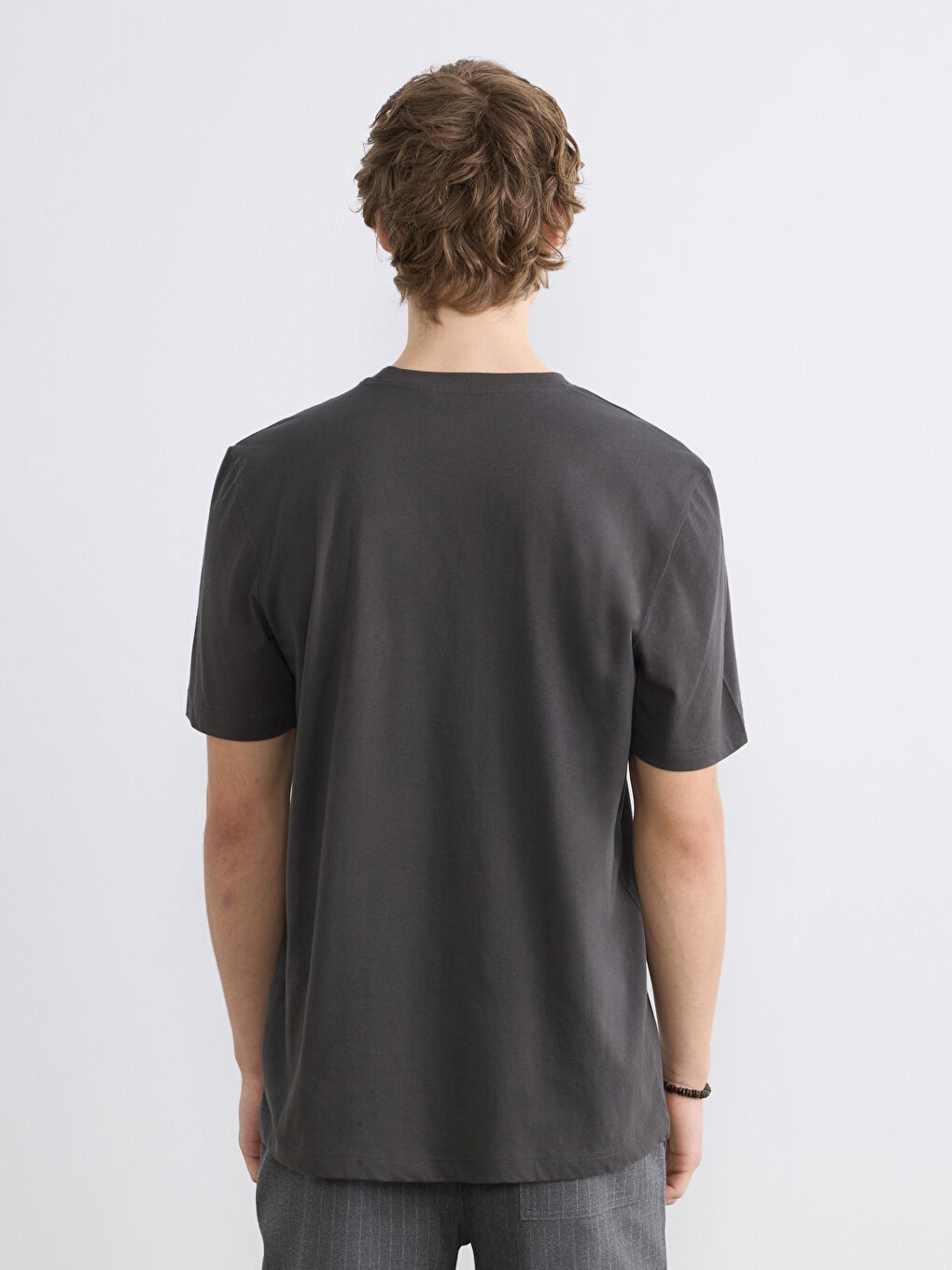 تي شيرت رجالي مطبوع طوكيو بياقة دائرية-3