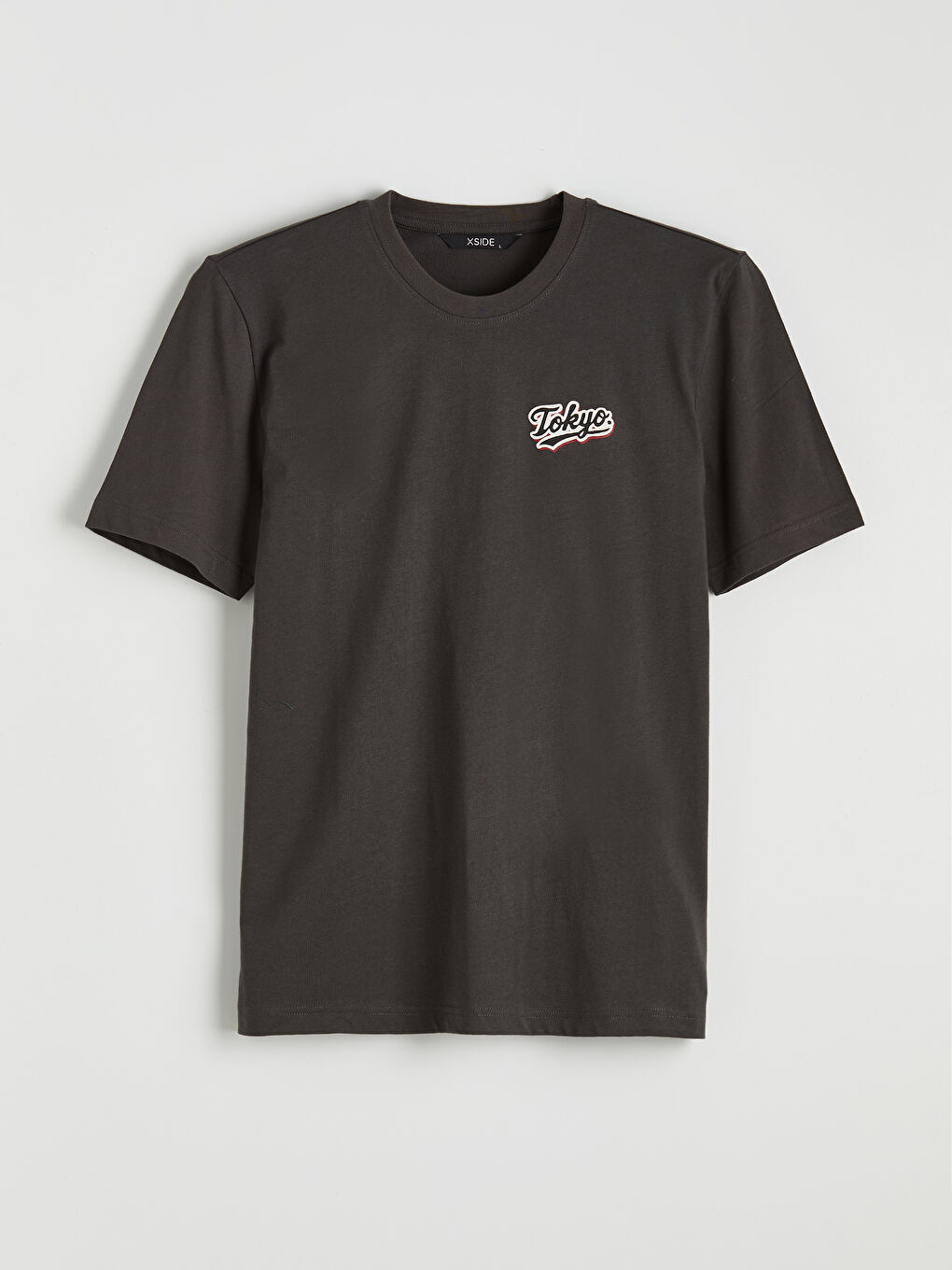 تي شيرت رجالي مطبوع طوكيو بياقة دائرية-4