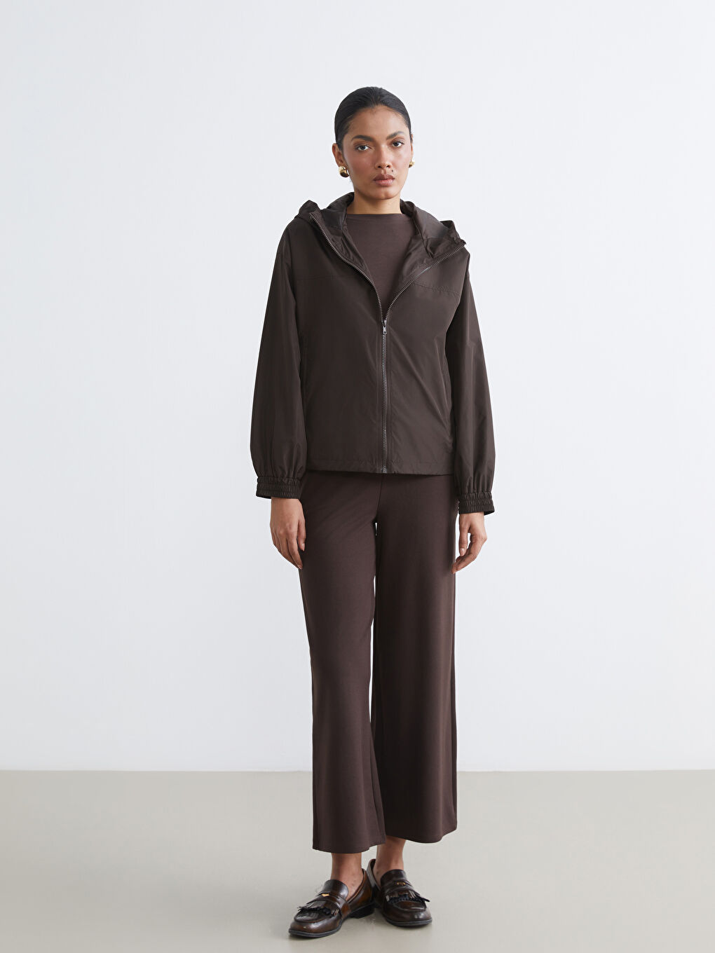 Kahverengi Kapüşonlu Kadın Yağmurluk-1