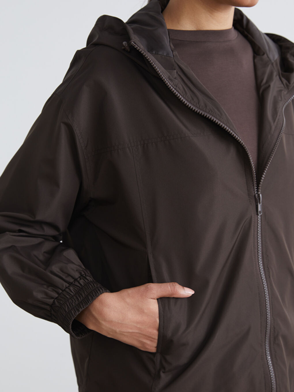 Kahverengi Kapüşonlu Kadın Yağmurluk-2