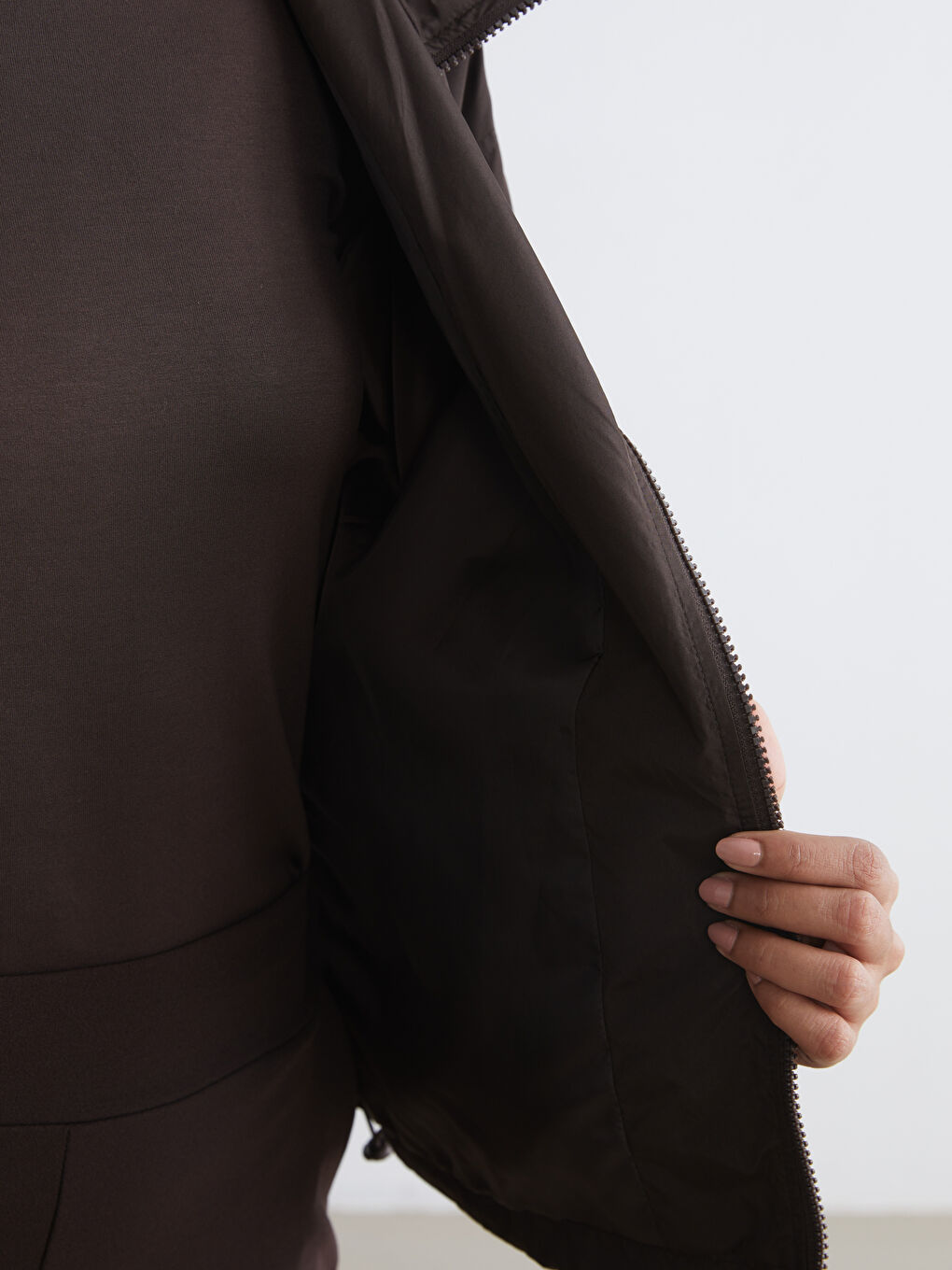 Kahverengi Kapüşonlu Kadın Yağmurluk-3