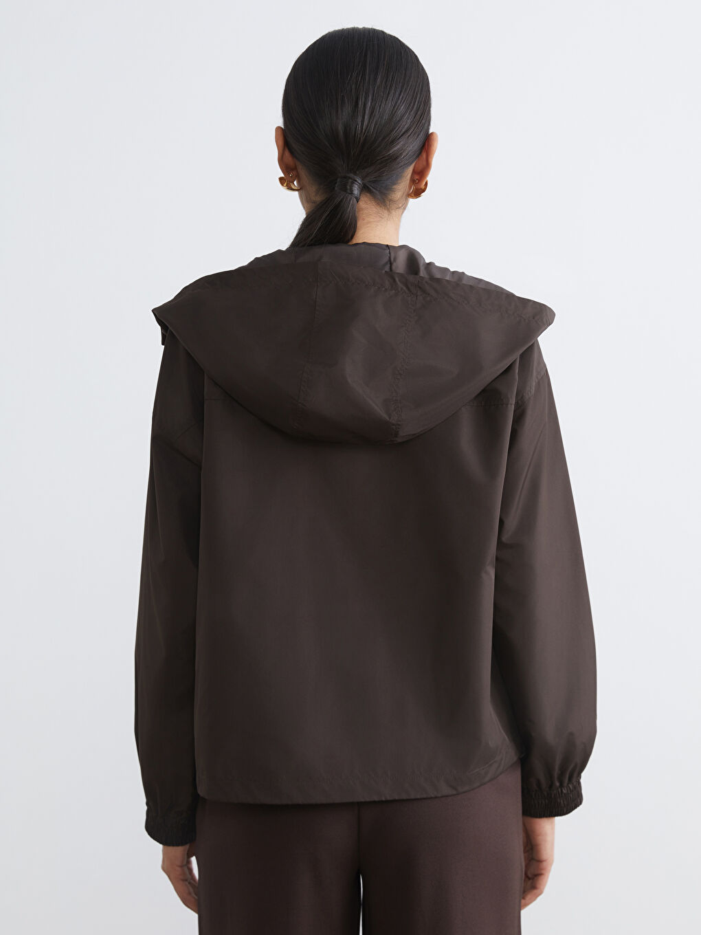 Kahverengi Kapüşonlu Kadın Yağmurluk-4