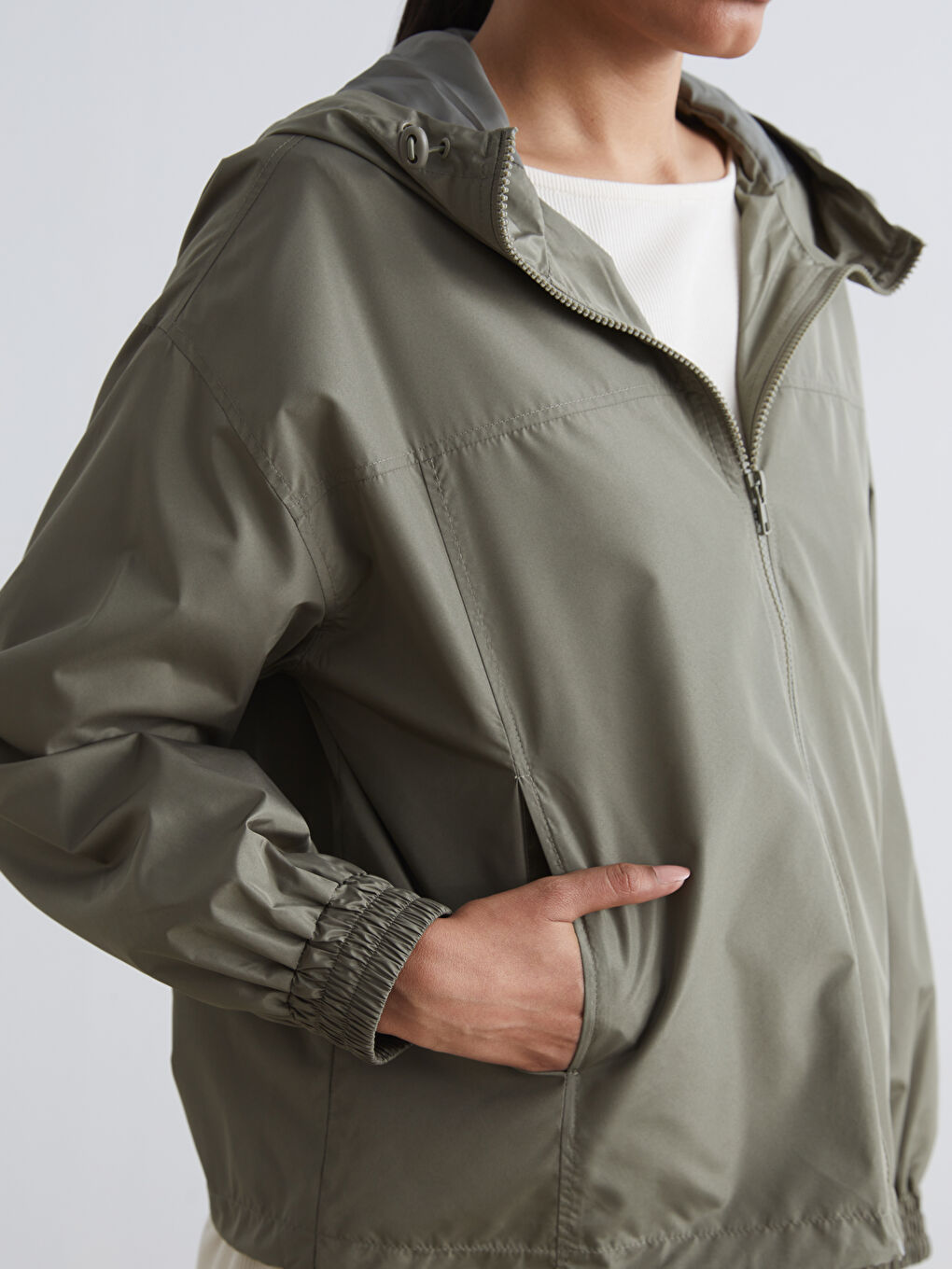 Haki Kapüşonlu Kadın Yağmurluk-2