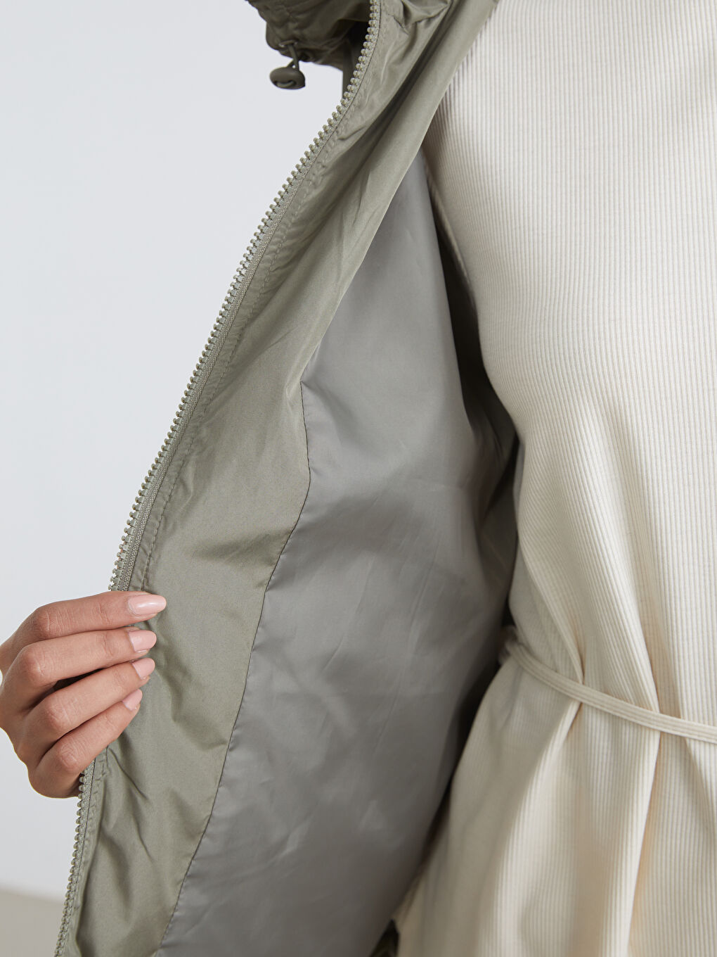 Haki Kapüşonlu Kadın Yağmurluk-3