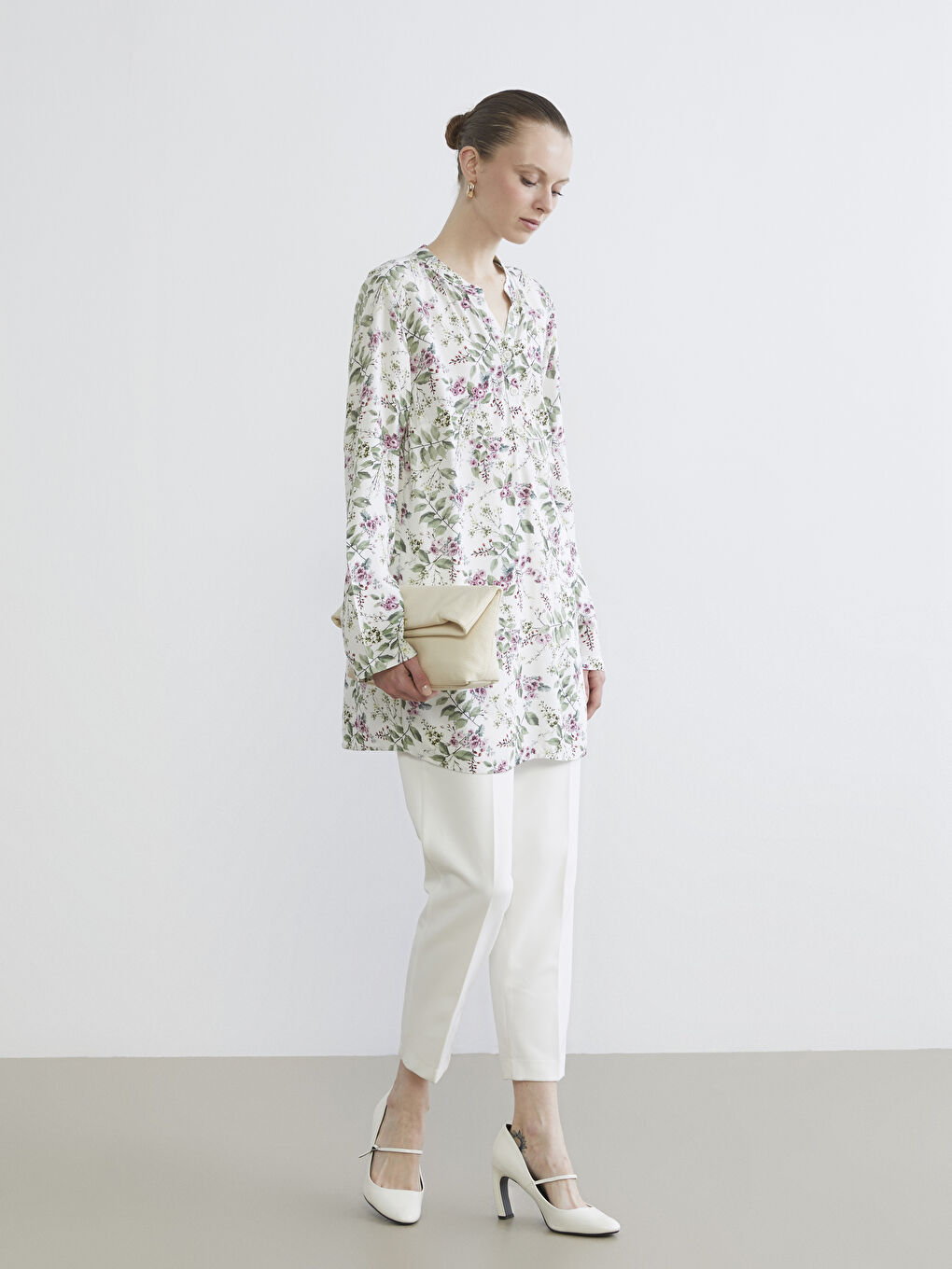 Ekru Kaçık Yaka Desenli Kadın Tunik-1