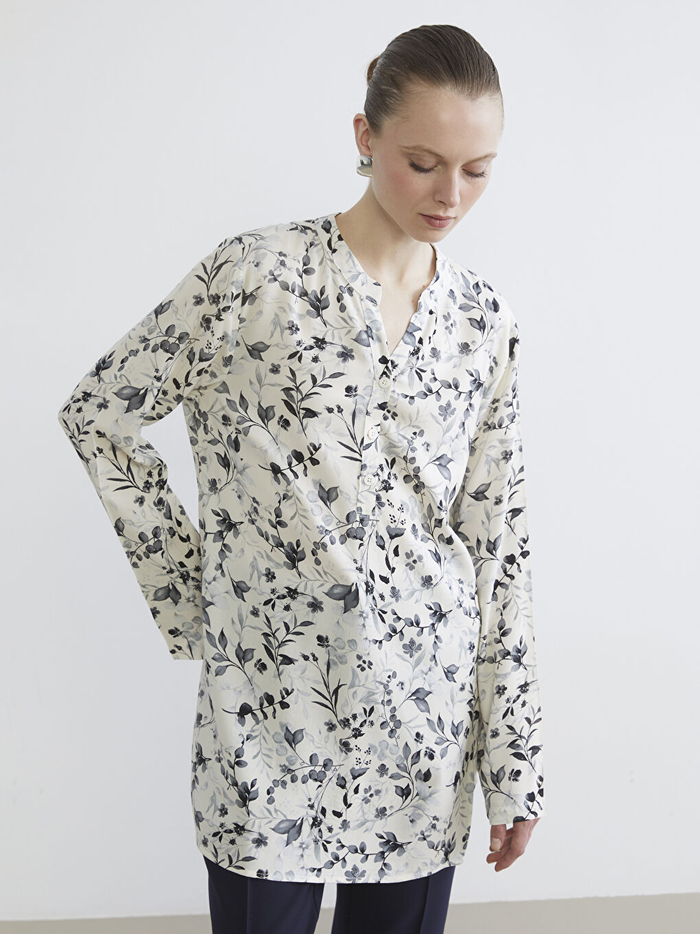 Beyaz Kaçık Yaka Desenli Kadın Tunik