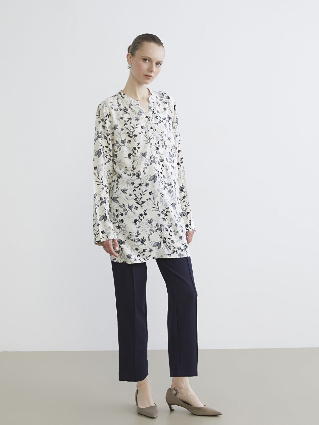 Beyaz Kaçık Yaka Desenli Kadın Tunik-1