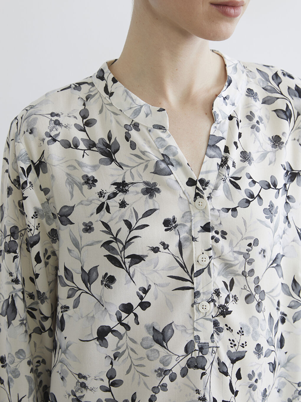 Beyaz Kaçık Yaka Desenli Kadın Tunik-2