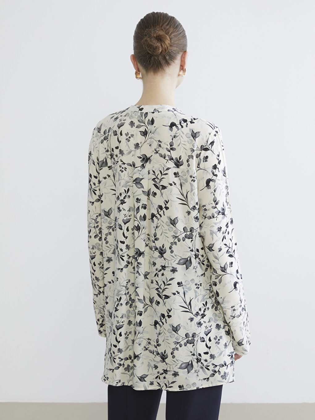 Beyaz Kaçık Yaka Desenli Kadın Tunik-3