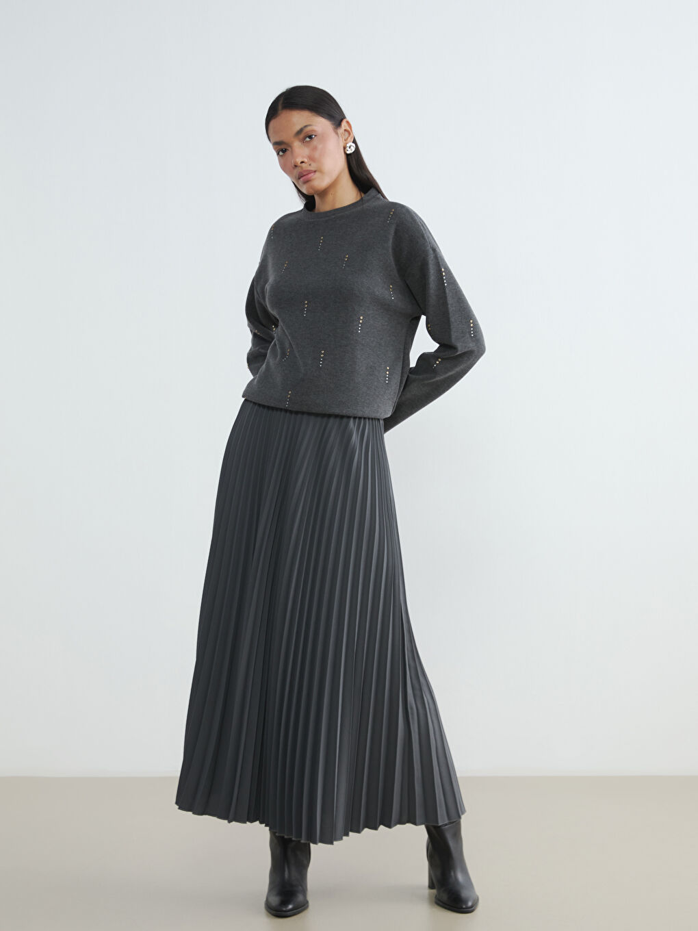 Плисирана пола с еластичен колан.