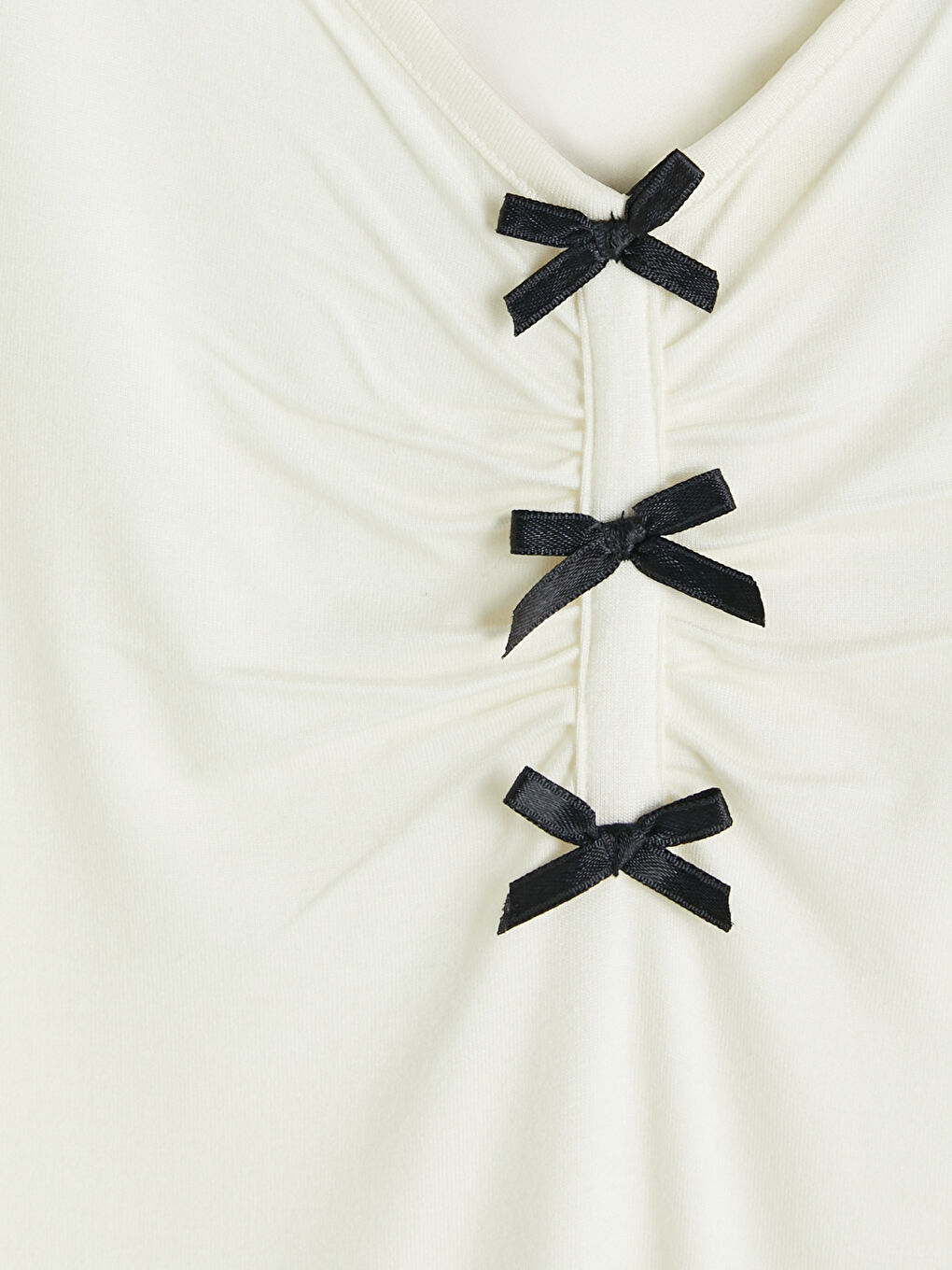 Ekru V Yaka Fiyonklu Kadın Şortlu Pijama Takımı-5