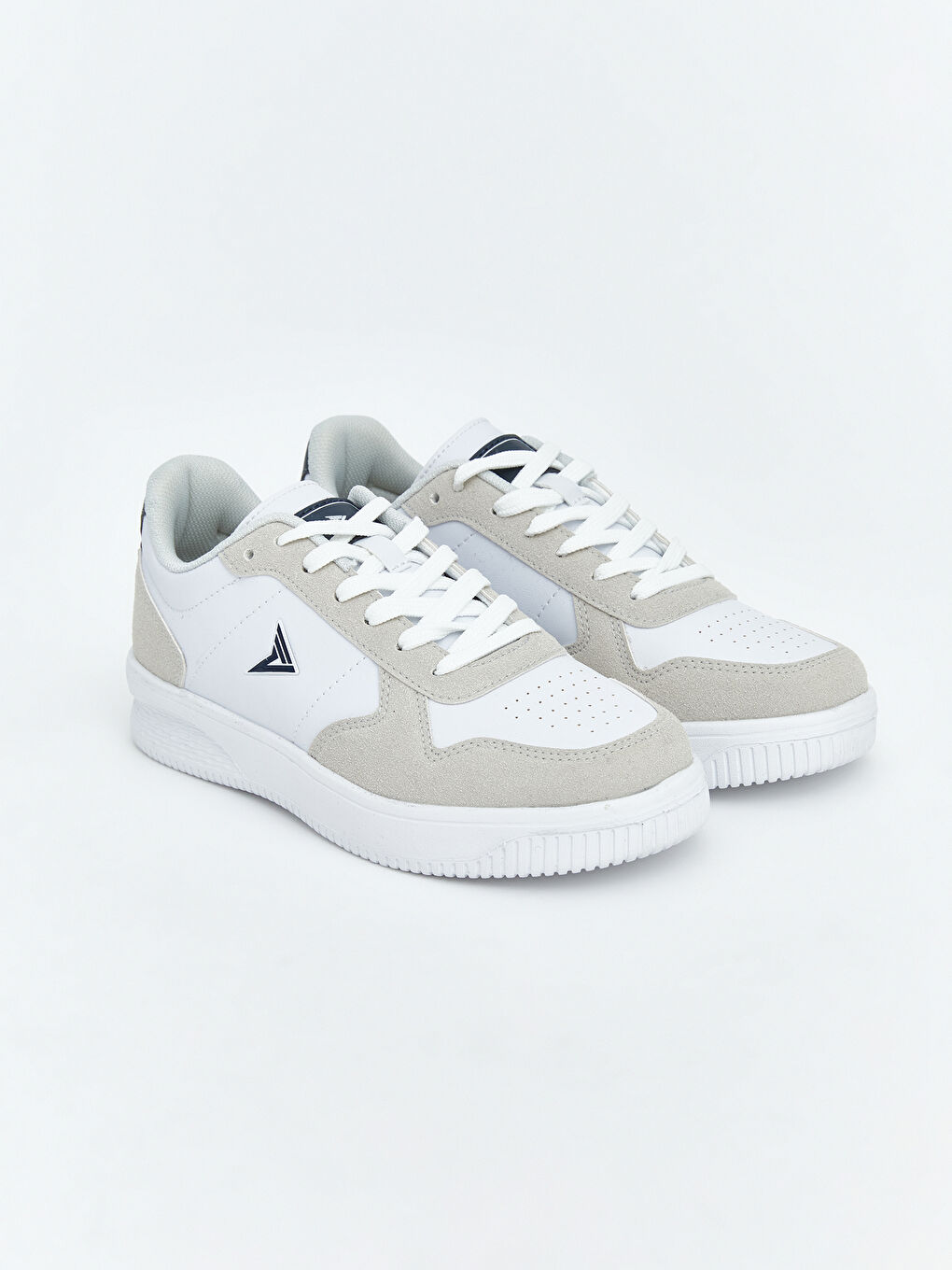 Beyaz Bağcıklı Süet Görünümlü Erkek Çocuk Spor Ayakkabı