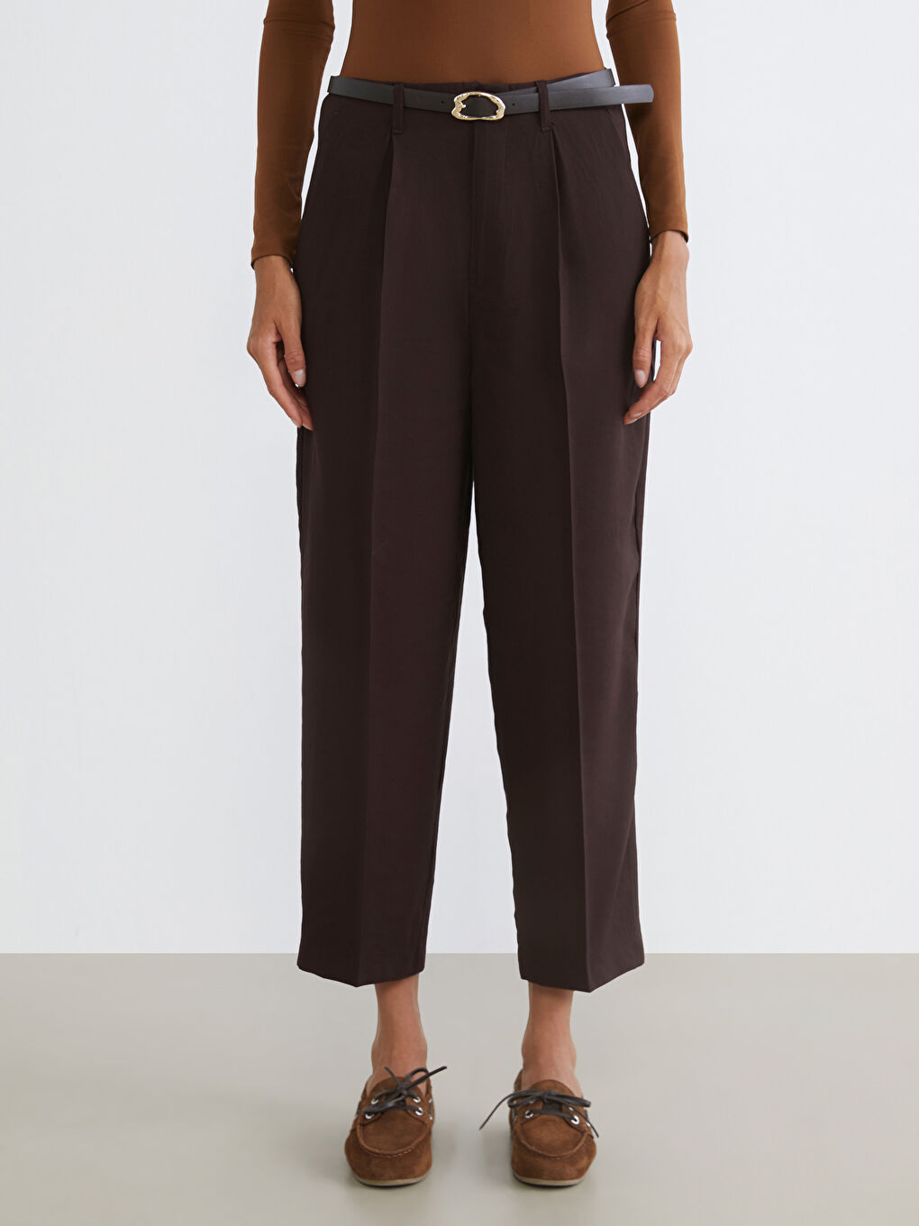 Kahverengi Beli Kemerli Havuç Kesim Kadın Pantolon-1