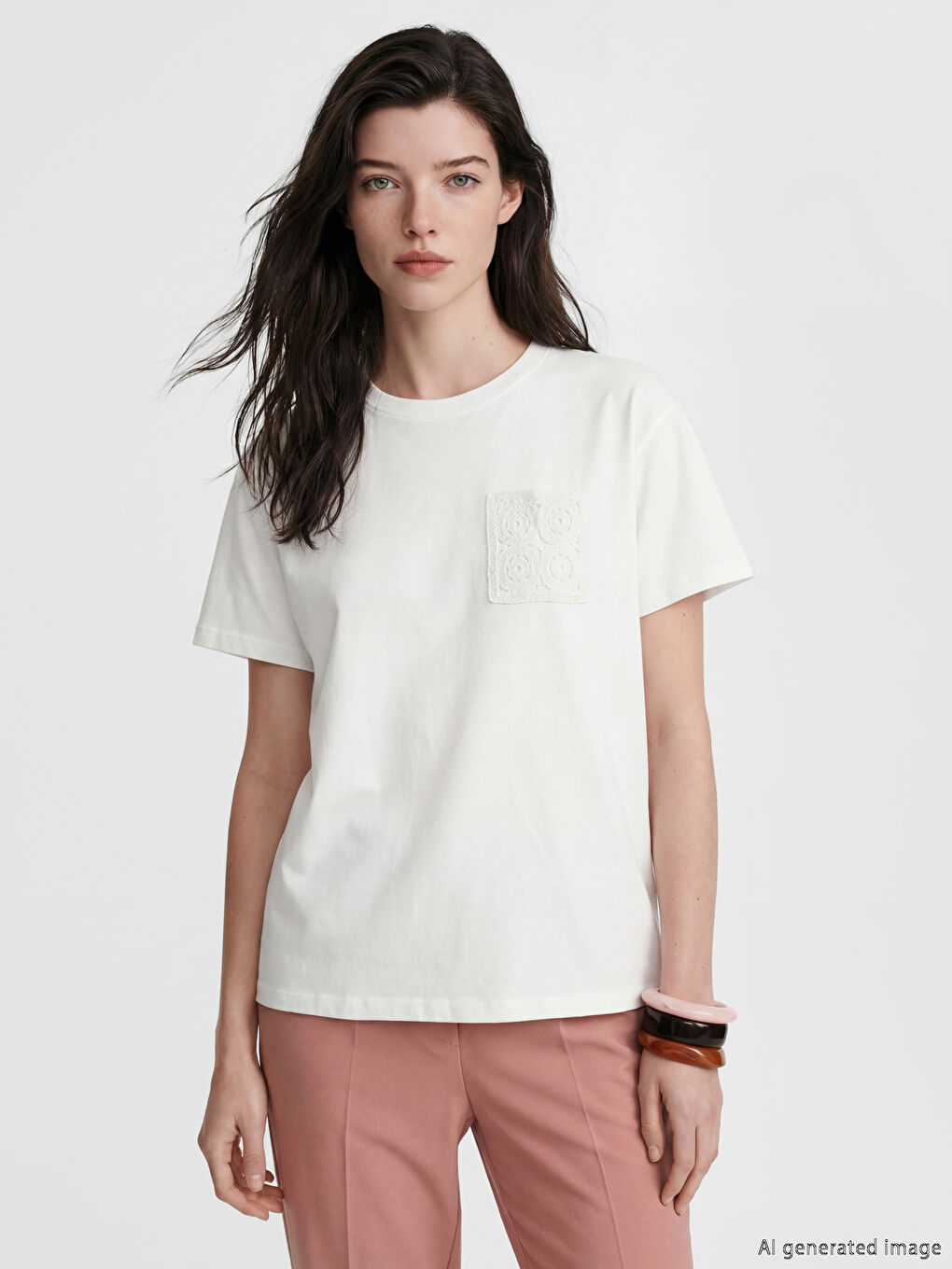 Beyaz Bisiklet Yaka Nakış Detaylı Kadın Tişört