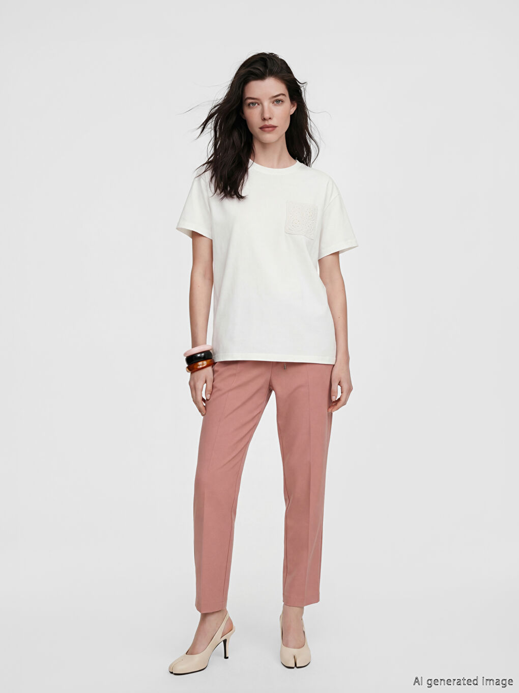 Beyaz Bisiklet Yaka Nakış Detaylı Kadın Tişört-1